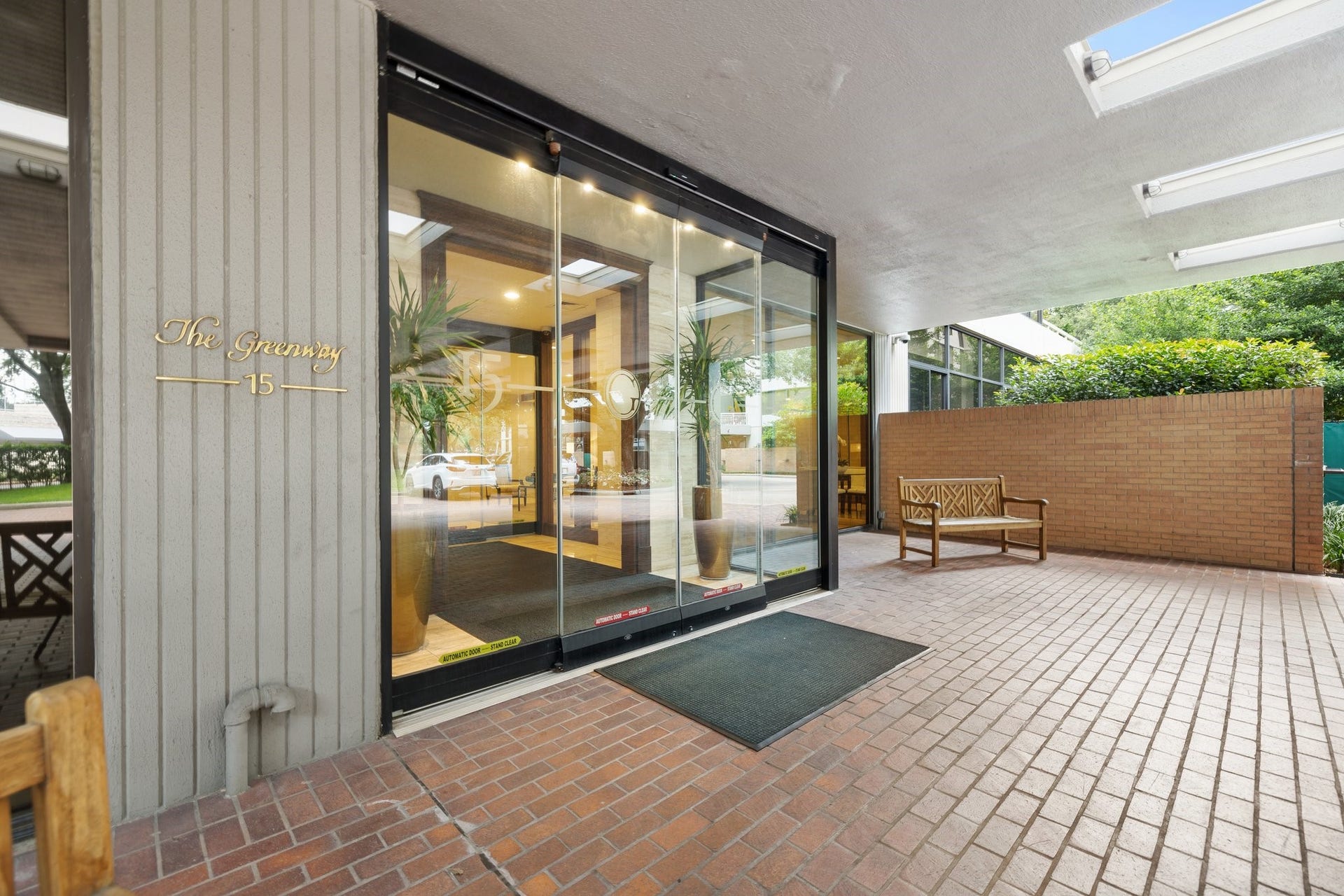 15 Greenway Plaza, #9F, Houston, TX 77046 Enjoy full service living with a doorman, valet, porter and 24 hour security.