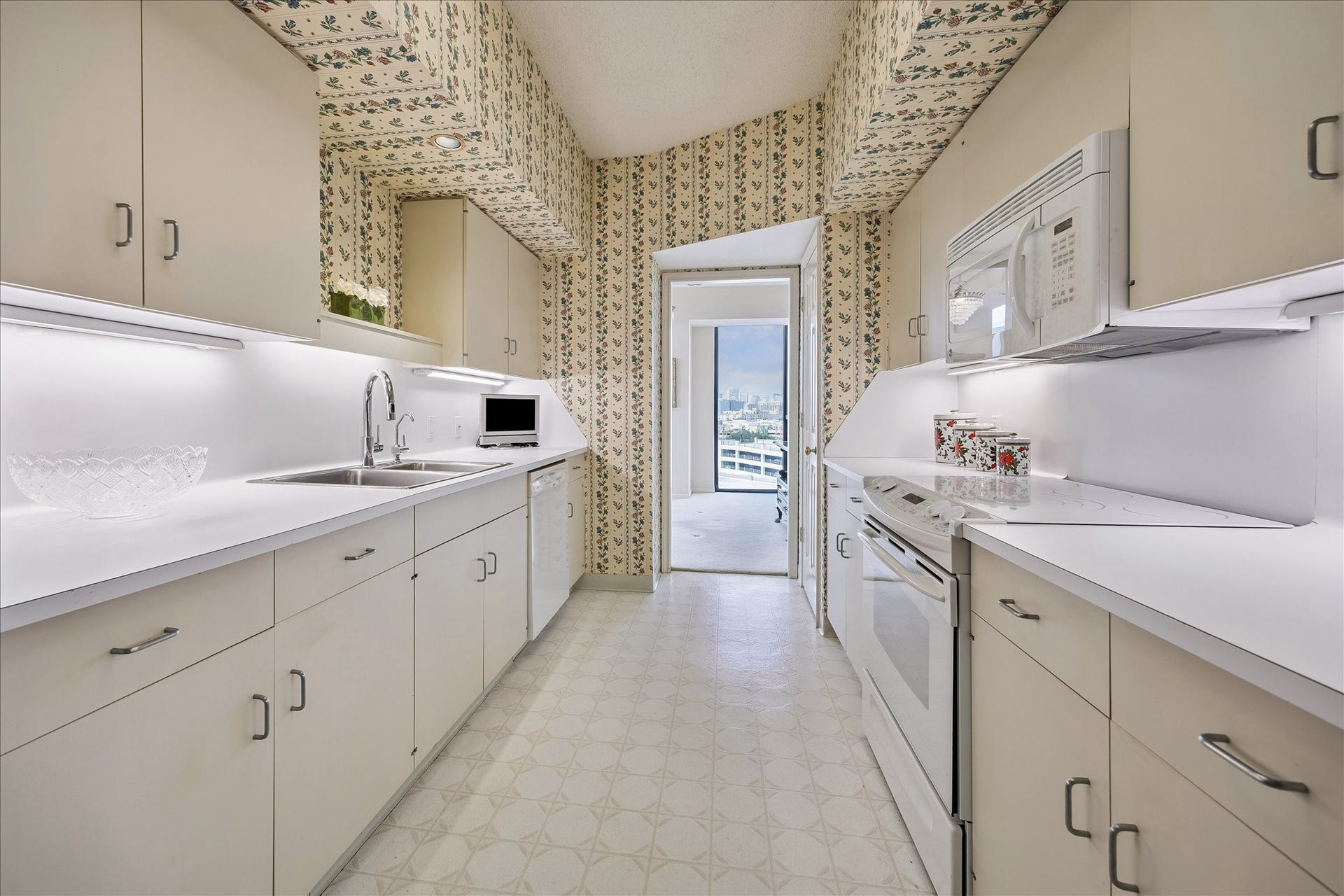 15 Greenway Plaza, #9F, Houston, TX 77046 Kitchen leading to the breakfast room.