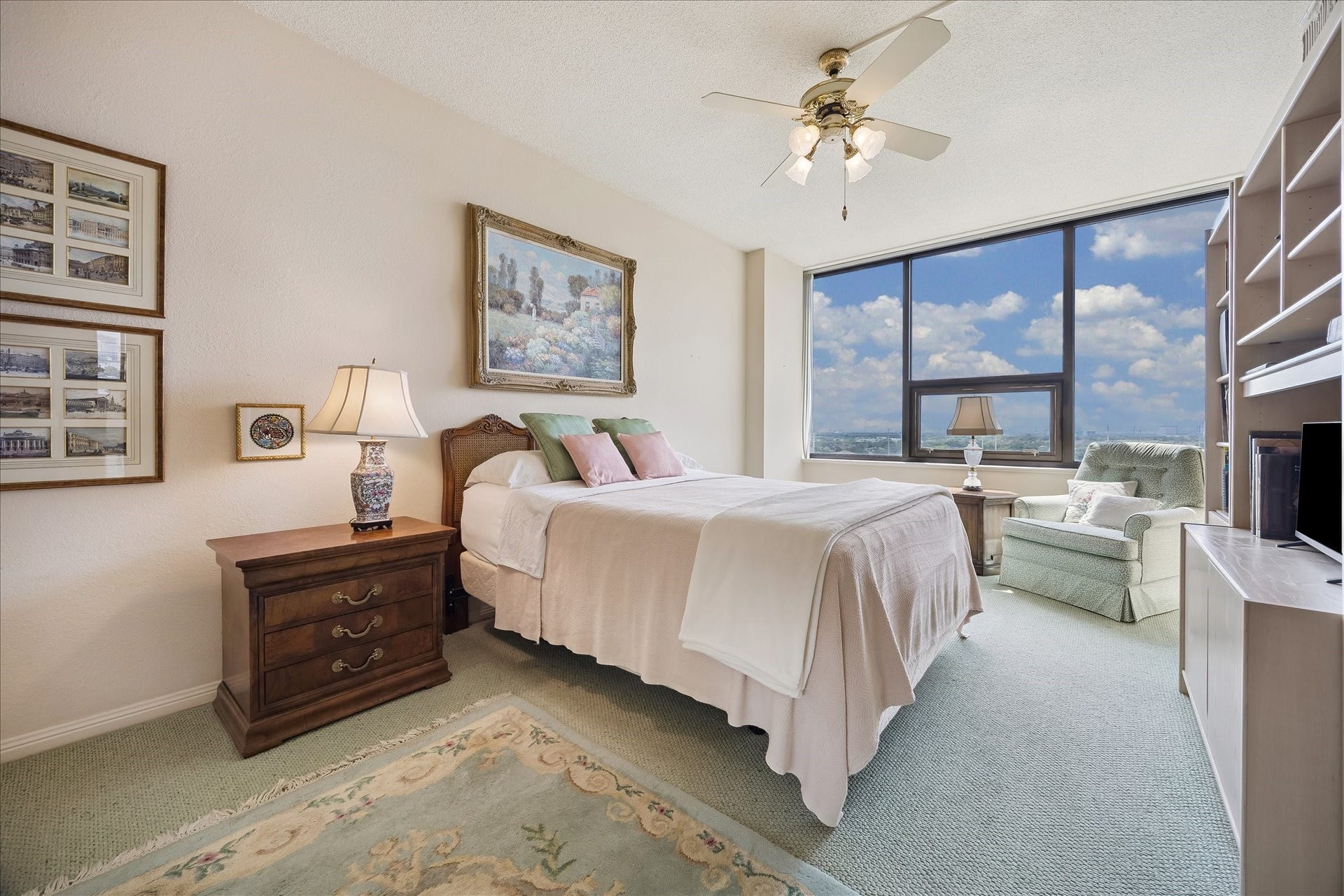 15 Greenway Plaza, #9F, Houston, TX 77046 Primary suite with Programme Martin walk-in closet.