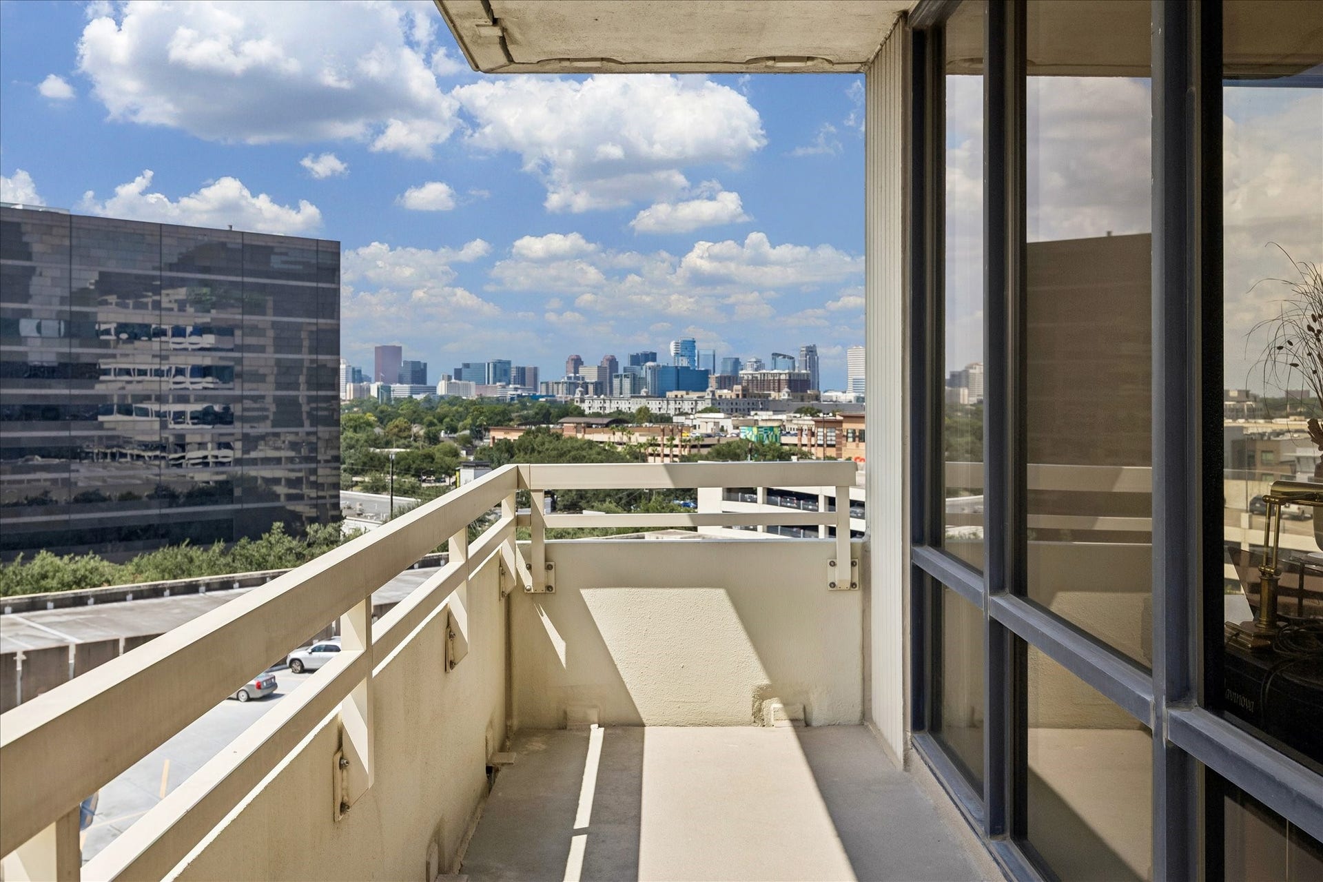 15 Greenway Plaza, #9F, Houston, TX 77046 Enjoy Galleria skyline and sunset views!