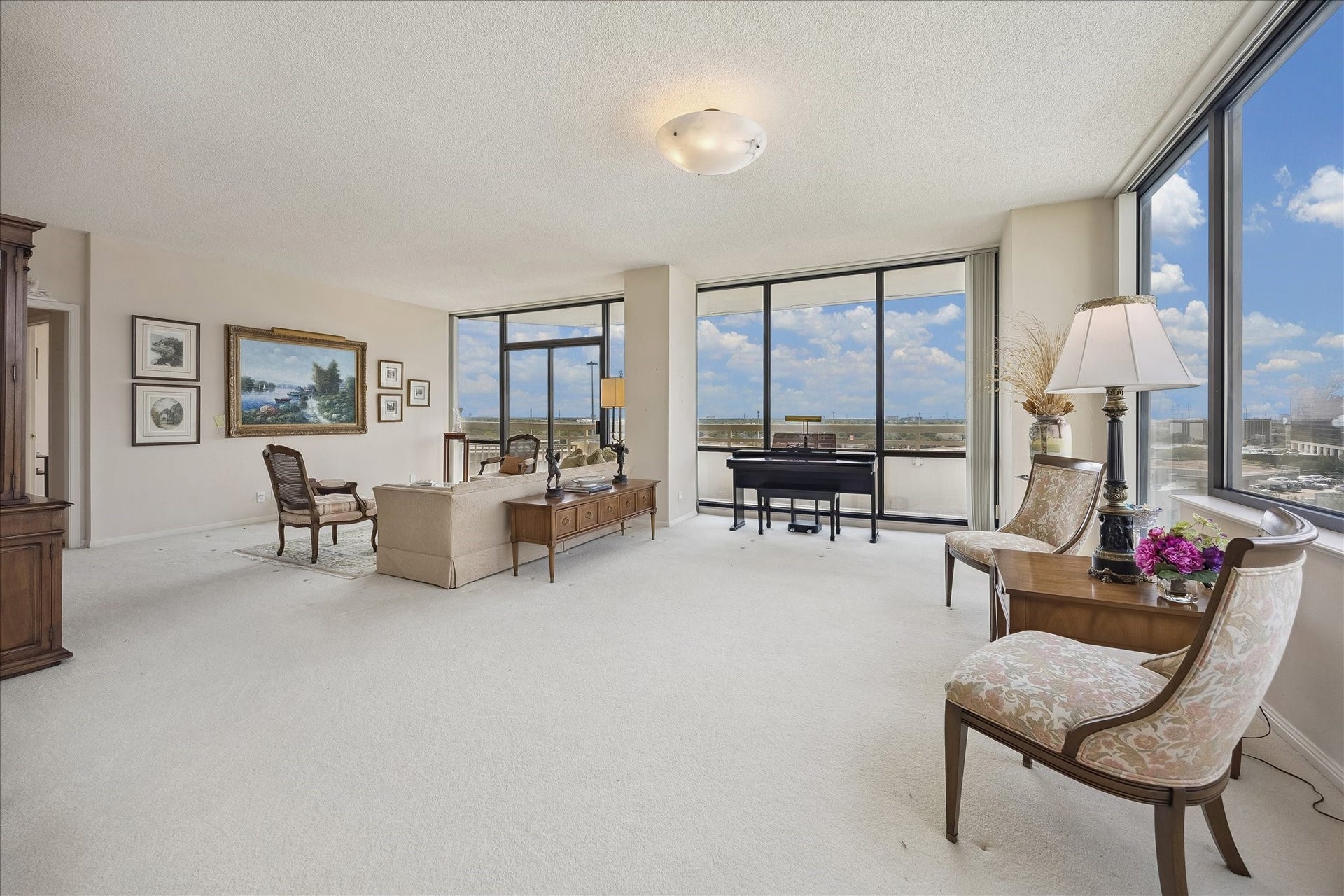 15 Greenway Plaza, #9F, Houston, TX 77046 Generous room sizes allow flexibility for furniture placement.