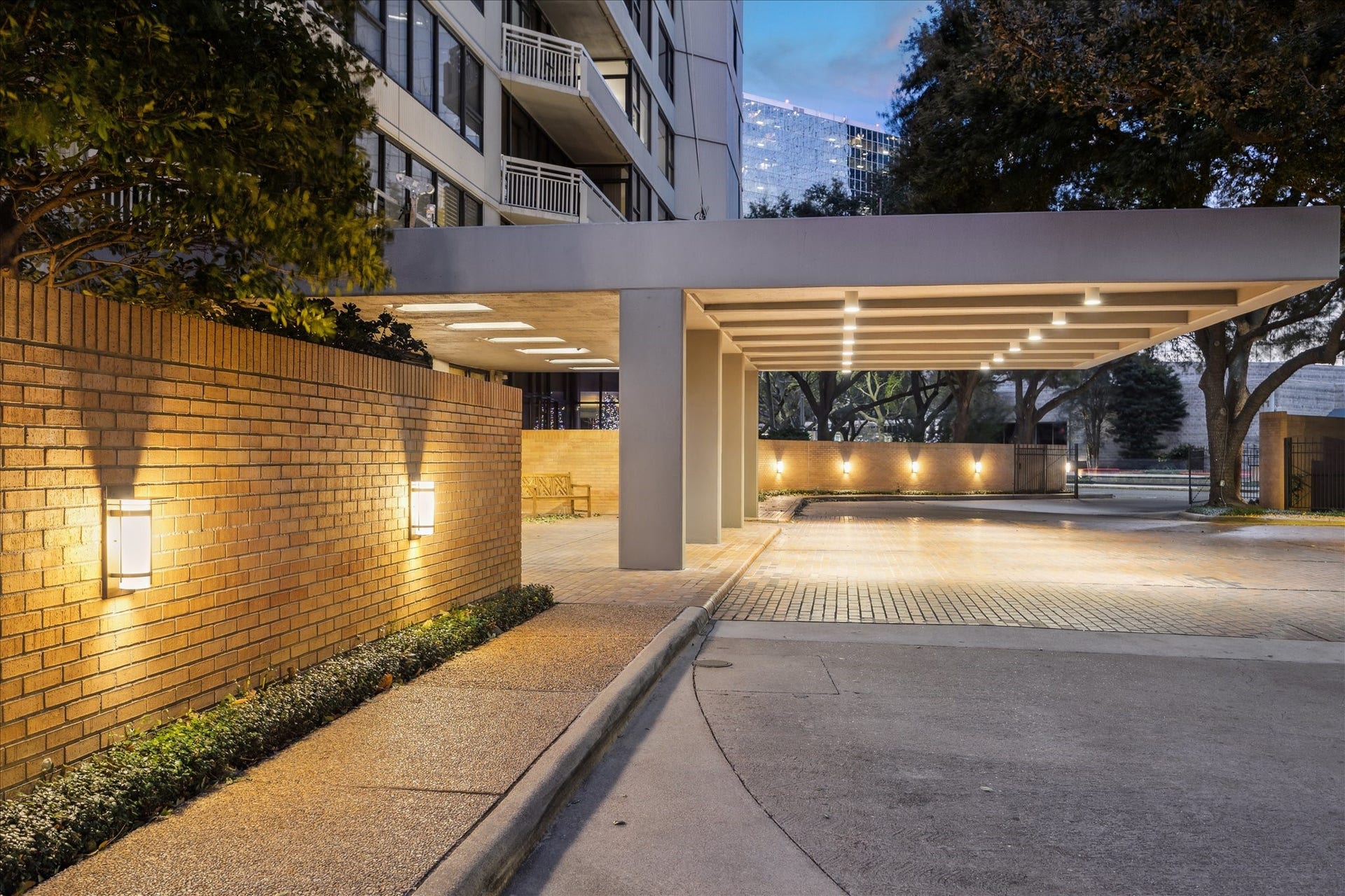 15 Greenway Plaza, #9F, Houston, TX 77046 The Greenway is centrally located offering full service staff and amenities.