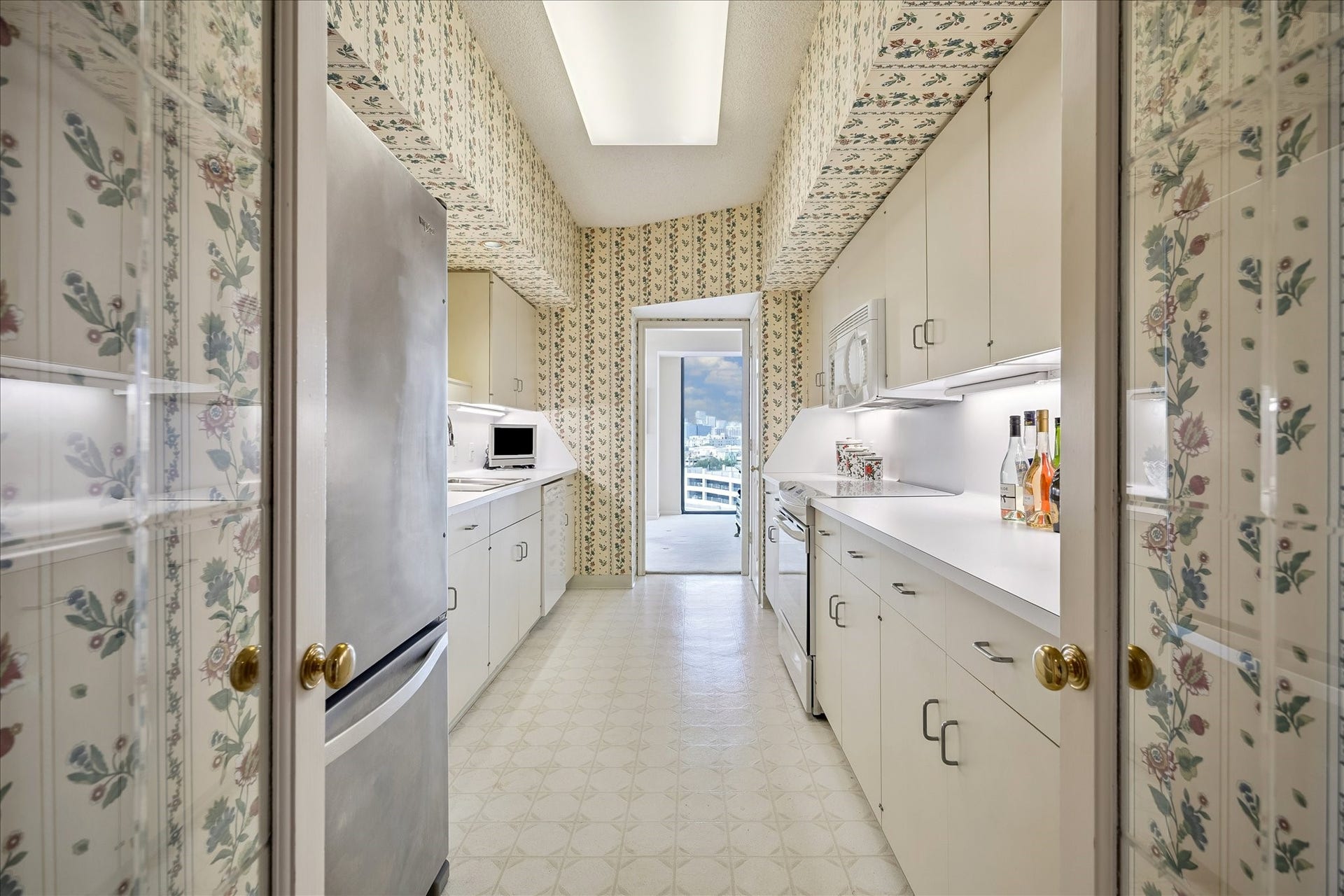 15 Greenway Plaza, #9F, Houston, TX 77046 Double glass paneled doors at the kitchen entry.