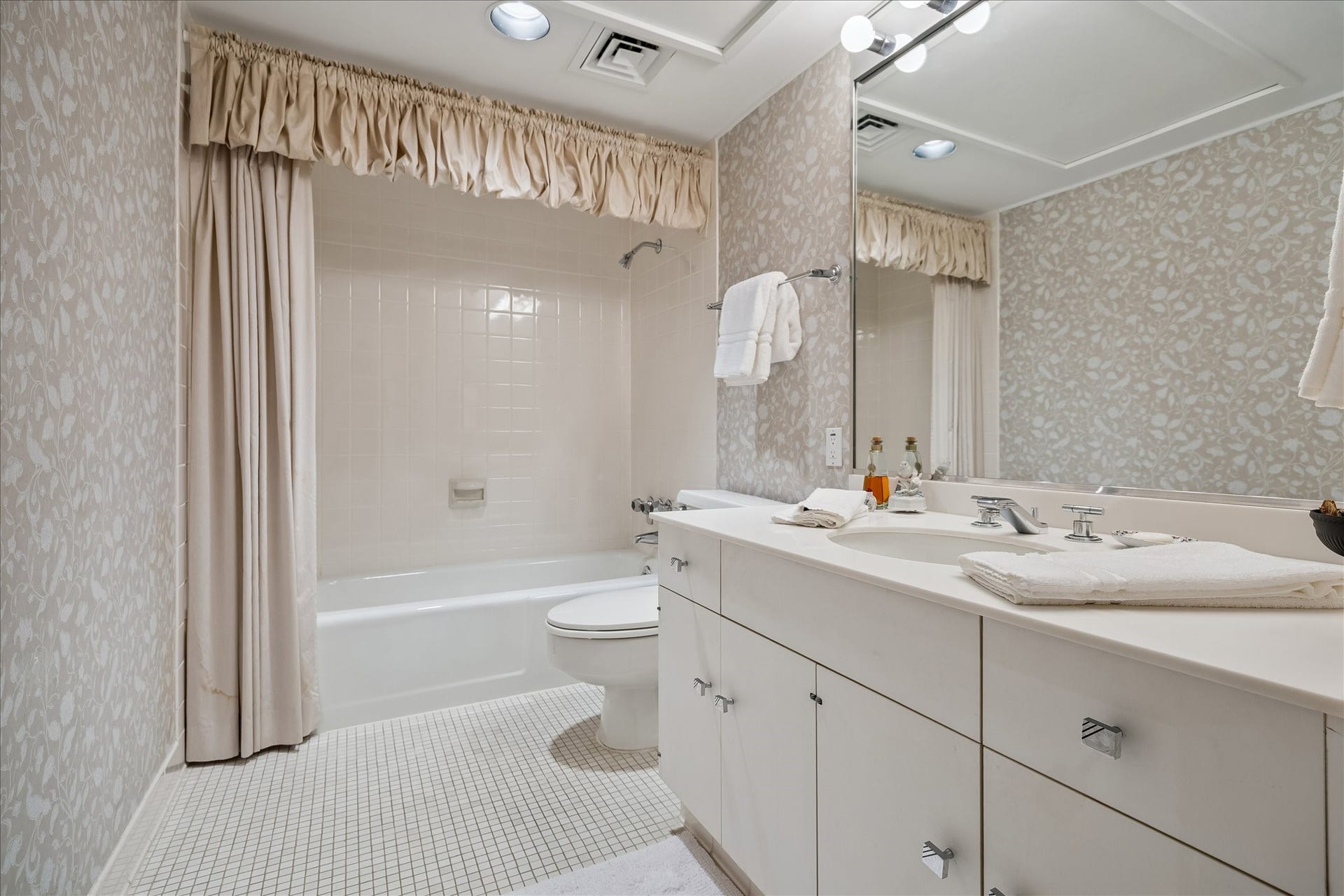 15 Greenway Plaza, #9F, Houston, TX 77046 Second bathroom.