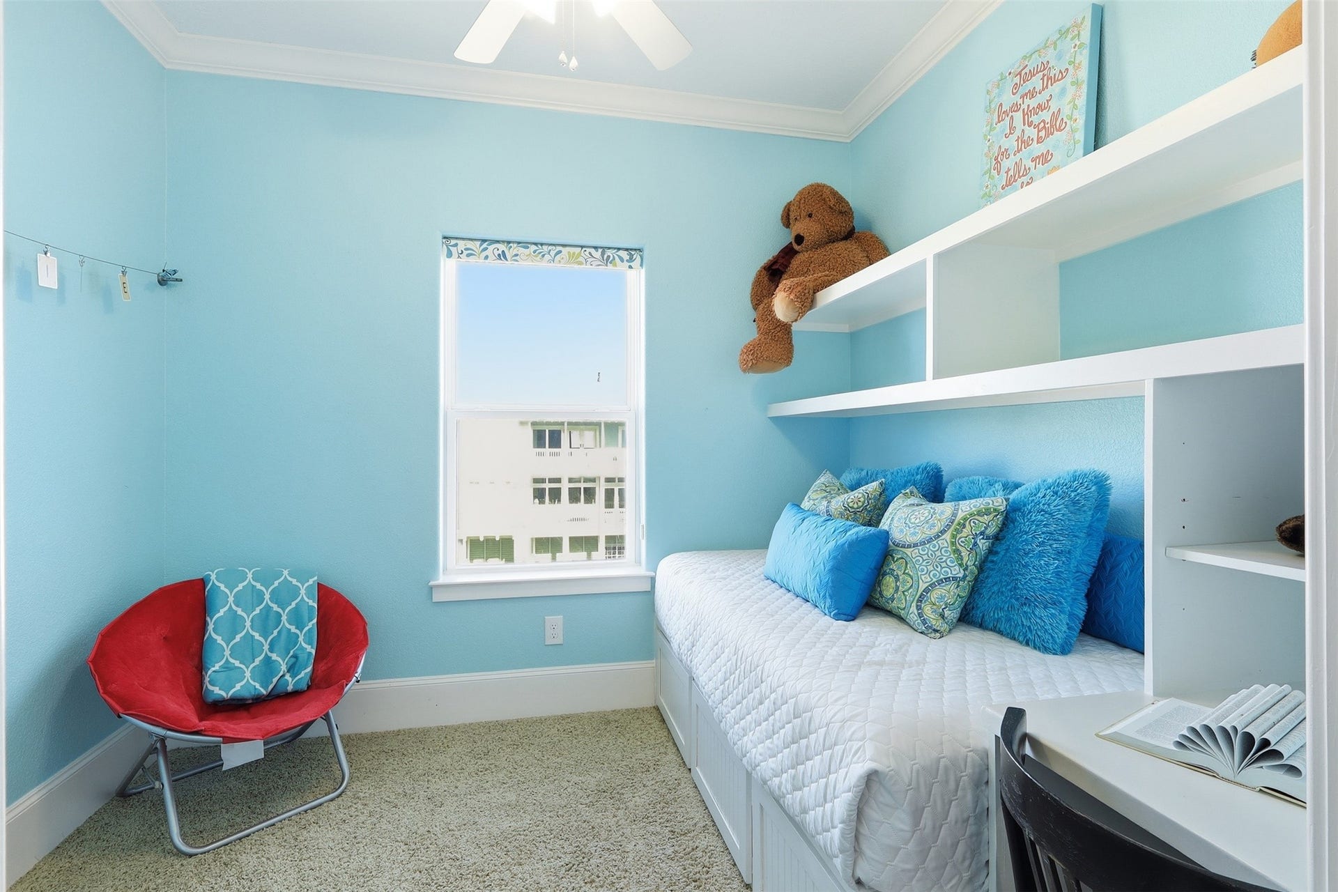 11622 Beachside, Galveston, TX 77554 This cozy flex room features a built-in daybed with ample shelving.