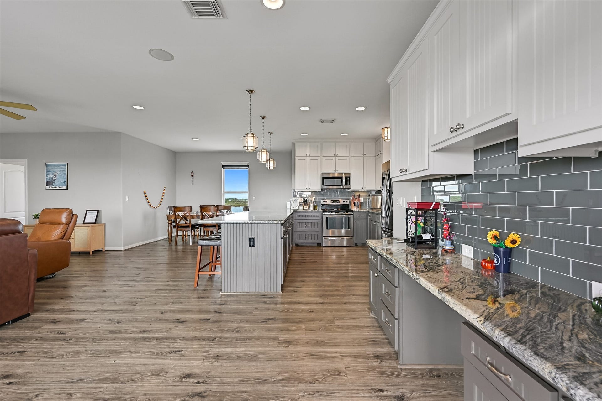 7119 Beau Rue Street, Hitchcock, TX 77563 Upon entering, an open floorplan greets you, immersed in modern neutral tones. The workspace just off the entry would also make a perfect drybar or coffee bar. Notice the beautiful silver cloud granite counter top, which is also found throughout the rest of the home.