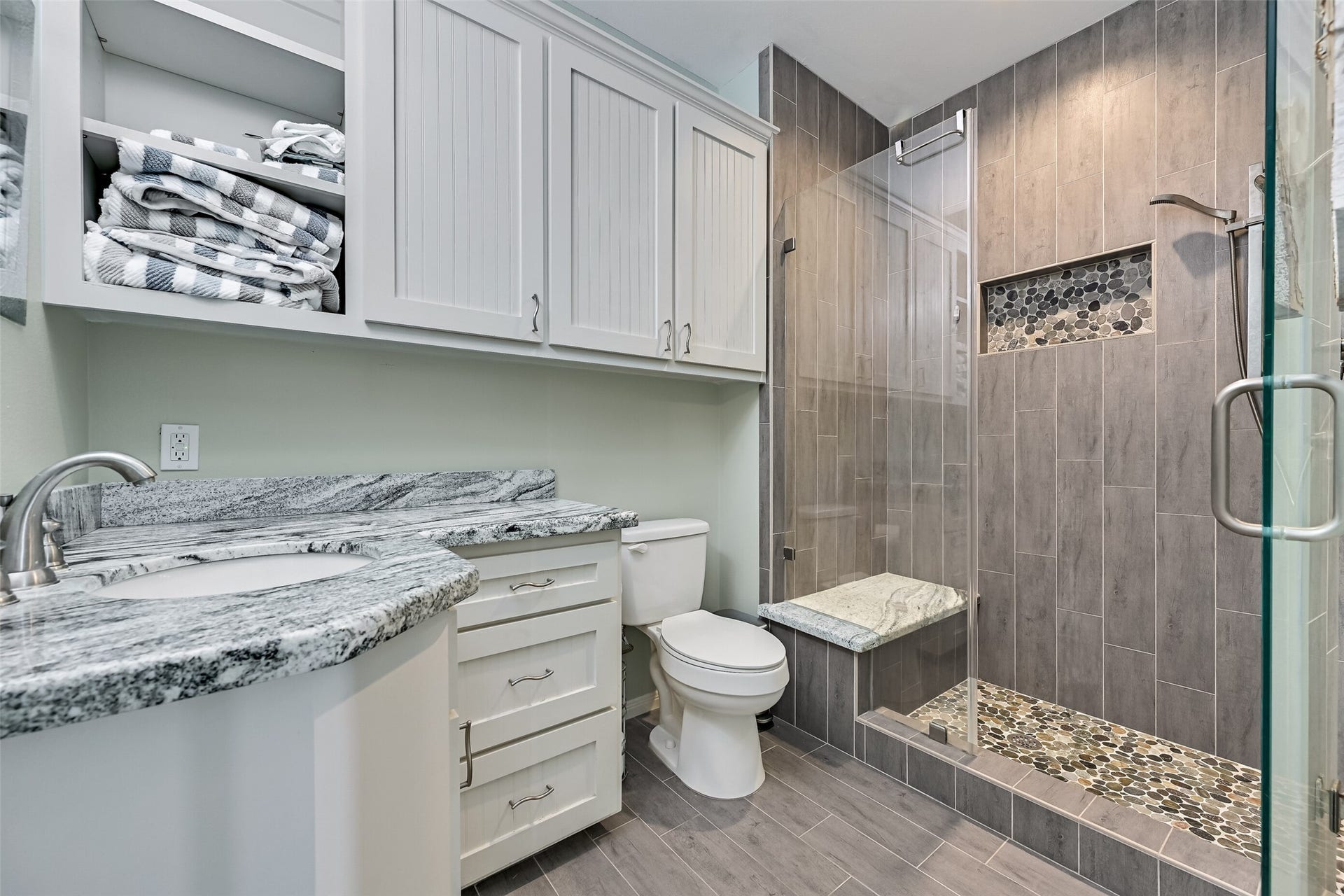 7119 Beau Rue Street, Hitchcock, TX 77563 Steps from the secondary bedrooms we come to the guest bathroom.