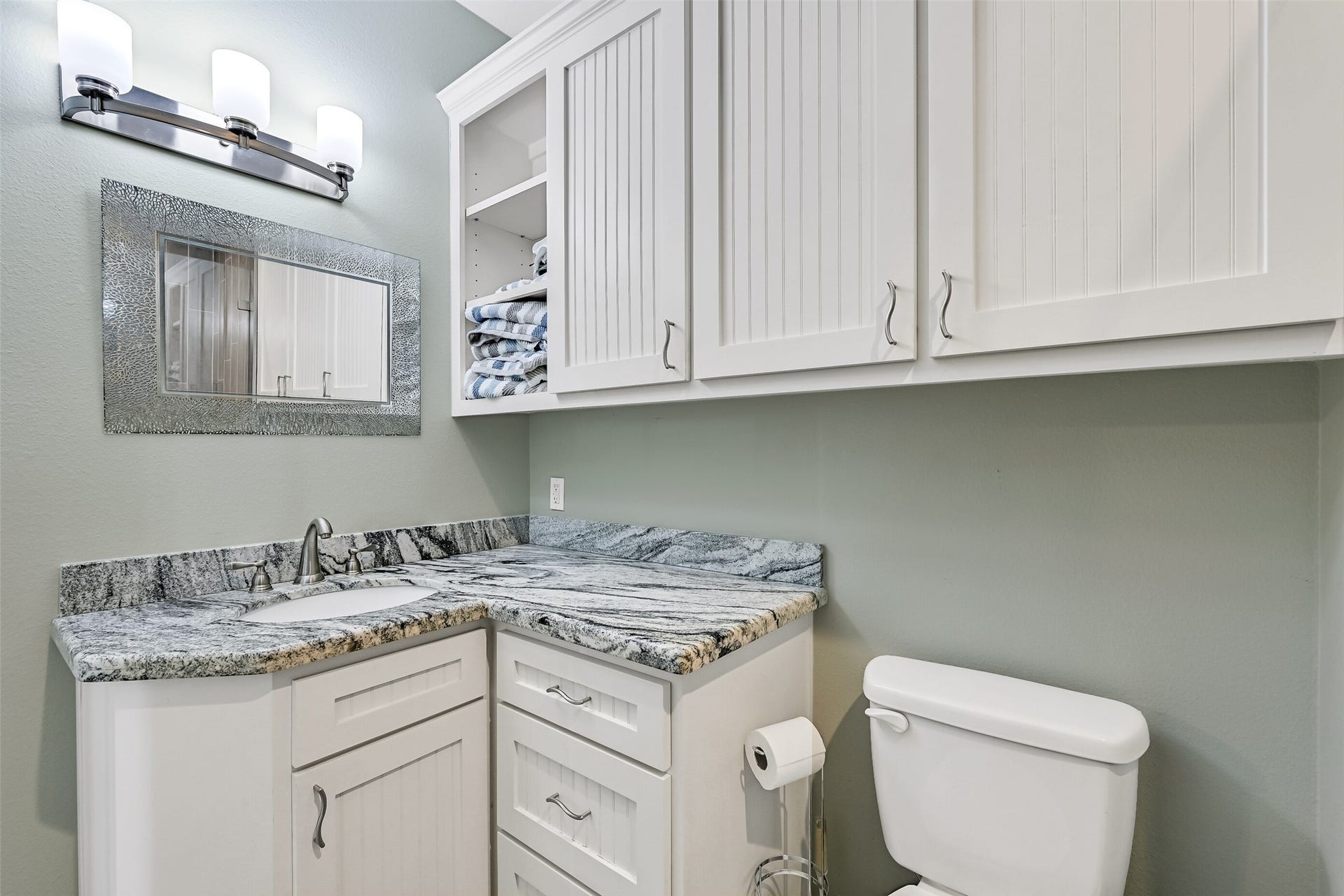 7119 Beau Rue Street, Hitchcock, TX 77563 Look at all of that cabinetry!