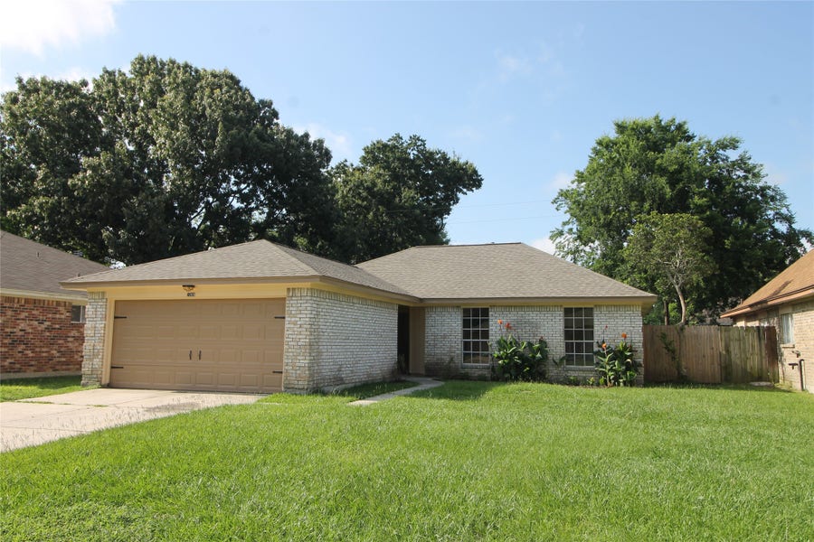 Property photo for 1006 Stoneleigh Court, Tomball, TX