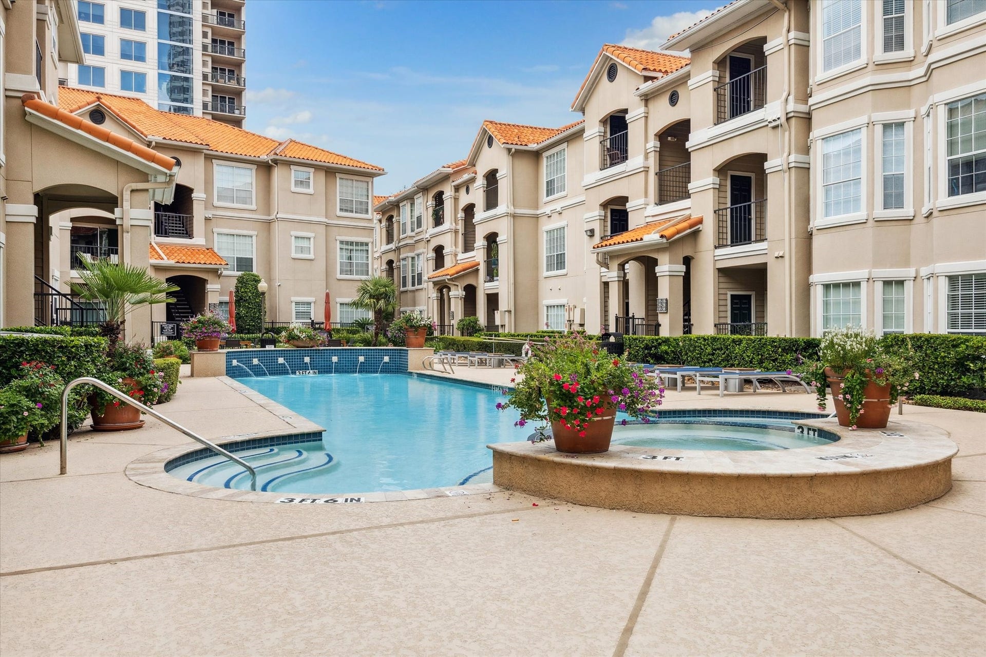 3231 Allen Parkway, #1216, Houston, TX 77019 Pool area offers outdoor grills and plenty of outdoor furnishings to dine al fresco! A wonderful area to cook out and hang out with friends and family!