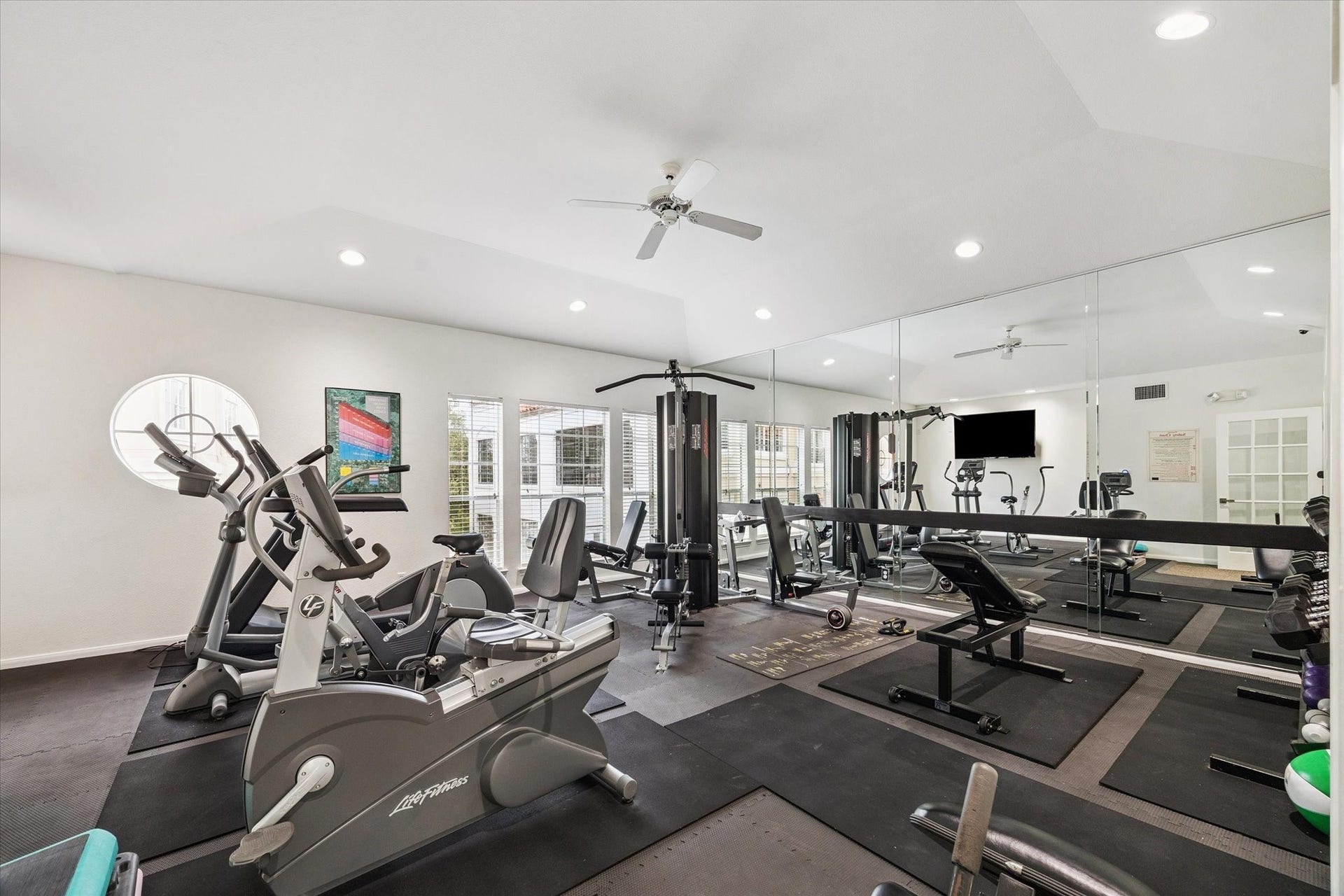 3231 Allen Parkway, #1216, Houston, TX 77019 Enjoy the fabulous community swimming pool at Reata at River Oaks! A wonderful amenity for relaxing, lounging poolside & enjoying Houston's warmer months without the maintenance of a private pool.
