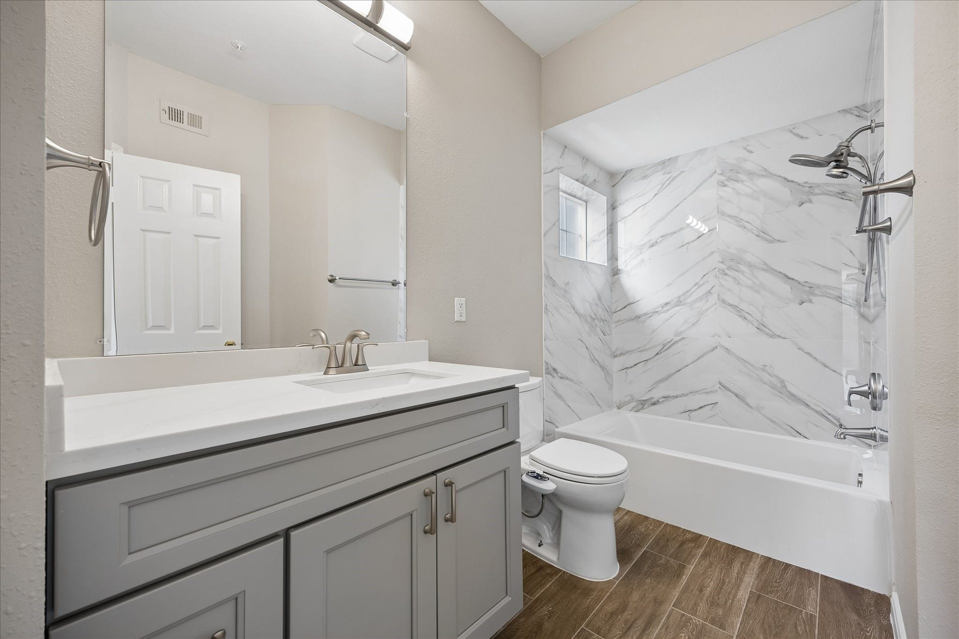 3231 Allen Parkway, #1216, Houston, TX 77019 En-suite primary bathroom updated in 26, features a new vanity w/quartz countertop, ample cabinet storage, vanity mirror w/ overhead lighting & shower/tub combination w/new tub, new tile surround & handheld showerhead. Additional features include new tile flooring, built-in linen cabinet & window providing natural light.