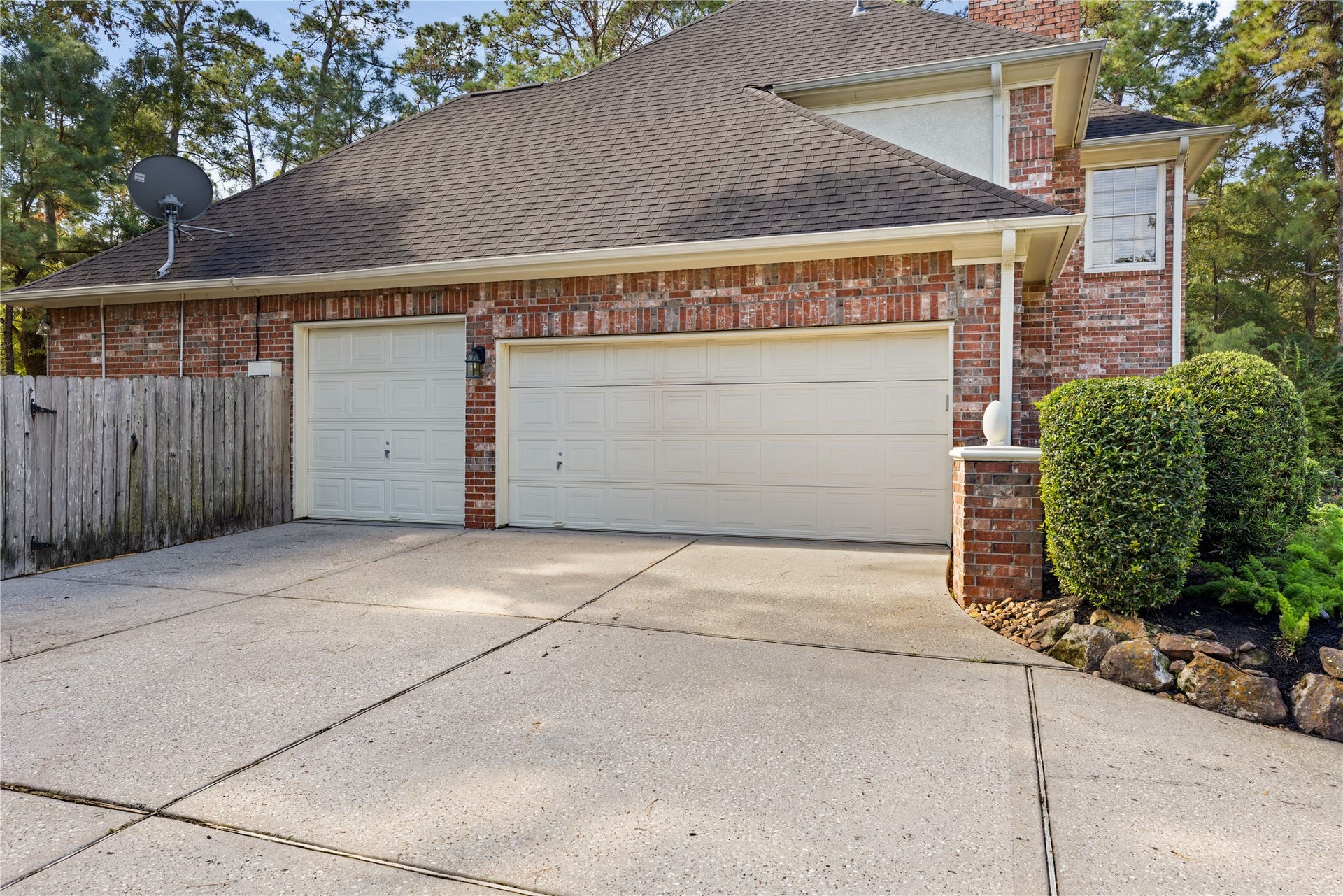 2214 Kings Trail, Kingwood, TX 77339 3 car attached garage