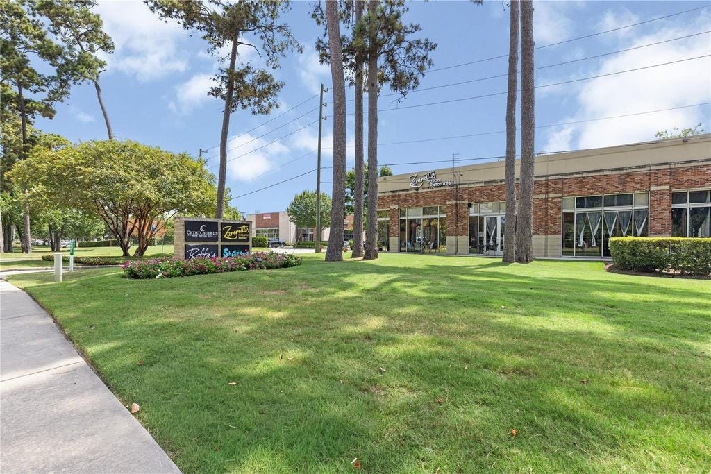 2214 Kings Trail, Kingwood, TX 77339 Walking distance to Kings Harbor - shopping, Raffa's, Sharky's, Zammitti's, Chimichurri's, Loco Cantina, and the new Table 7 Prime Steakhouse!