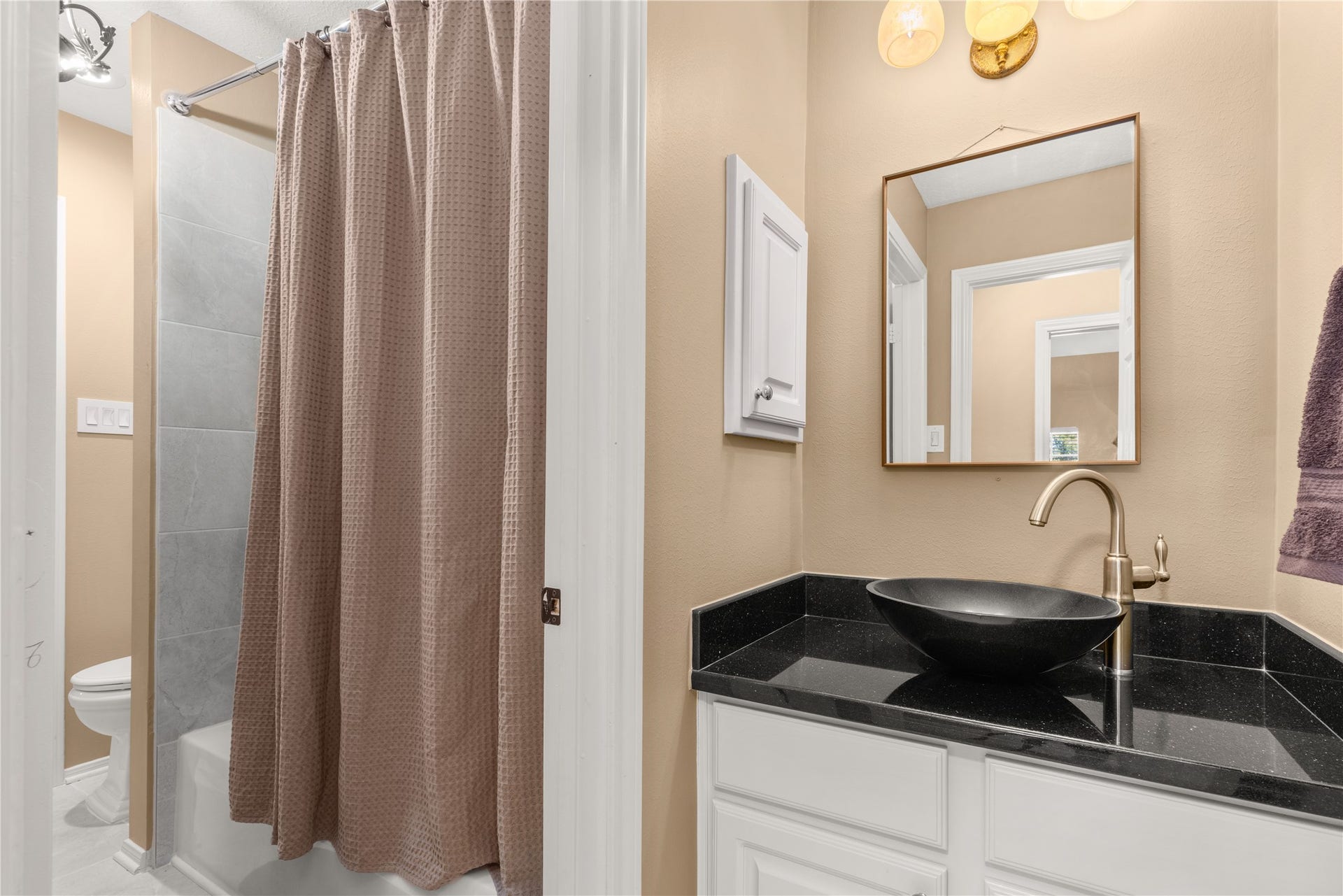 2214 Kings Trail, Kingwood, TX 77339 2nd full bathroom upstairs