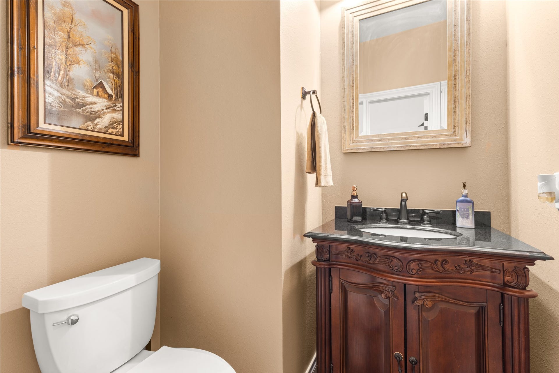 2214 Kings Trail, Kingwood, TX 77339 Half bathroom off entry