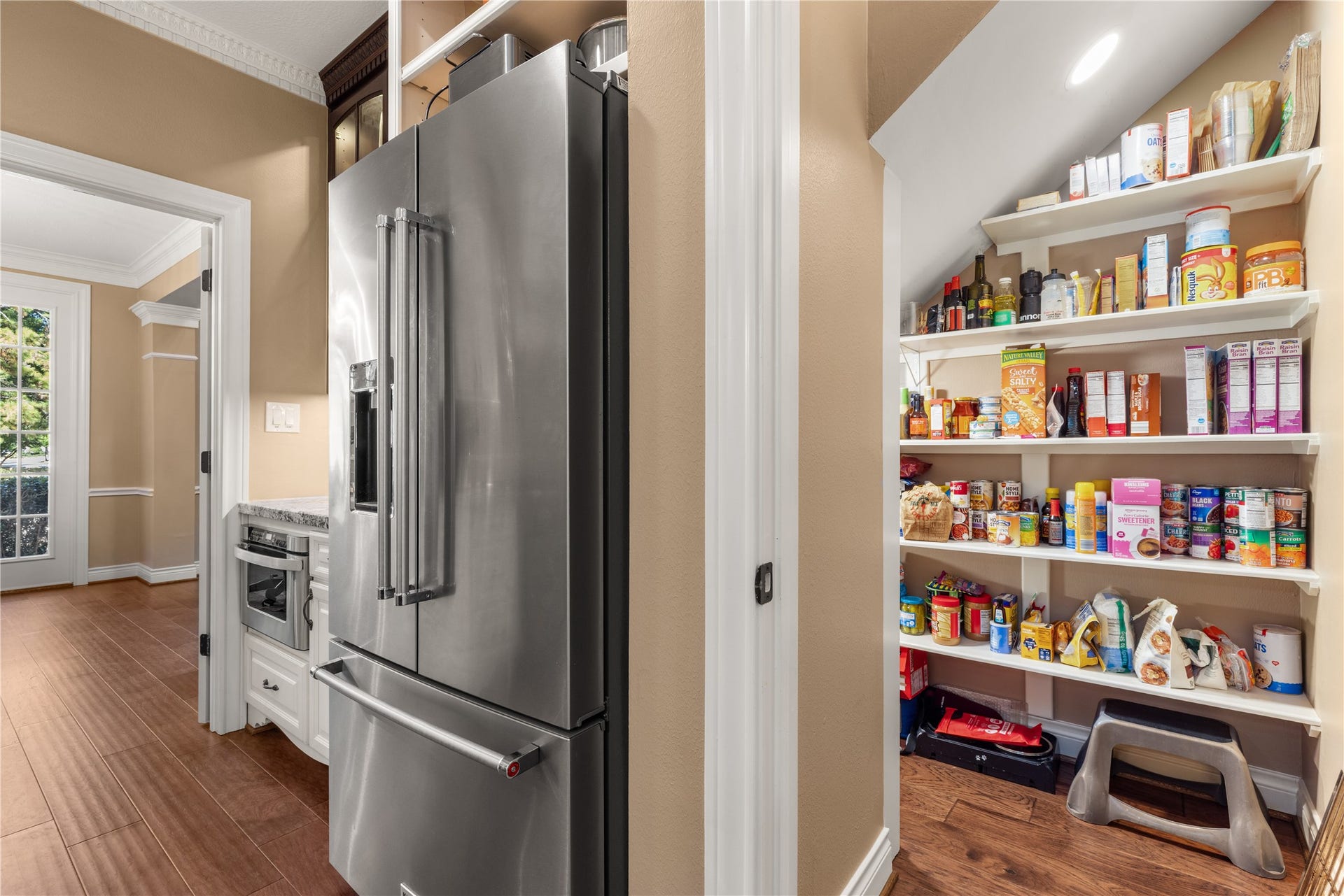 2214 Kings Trail, Kingwood, TX 77339 Stainless steel refrigerator included. Walk in pantry