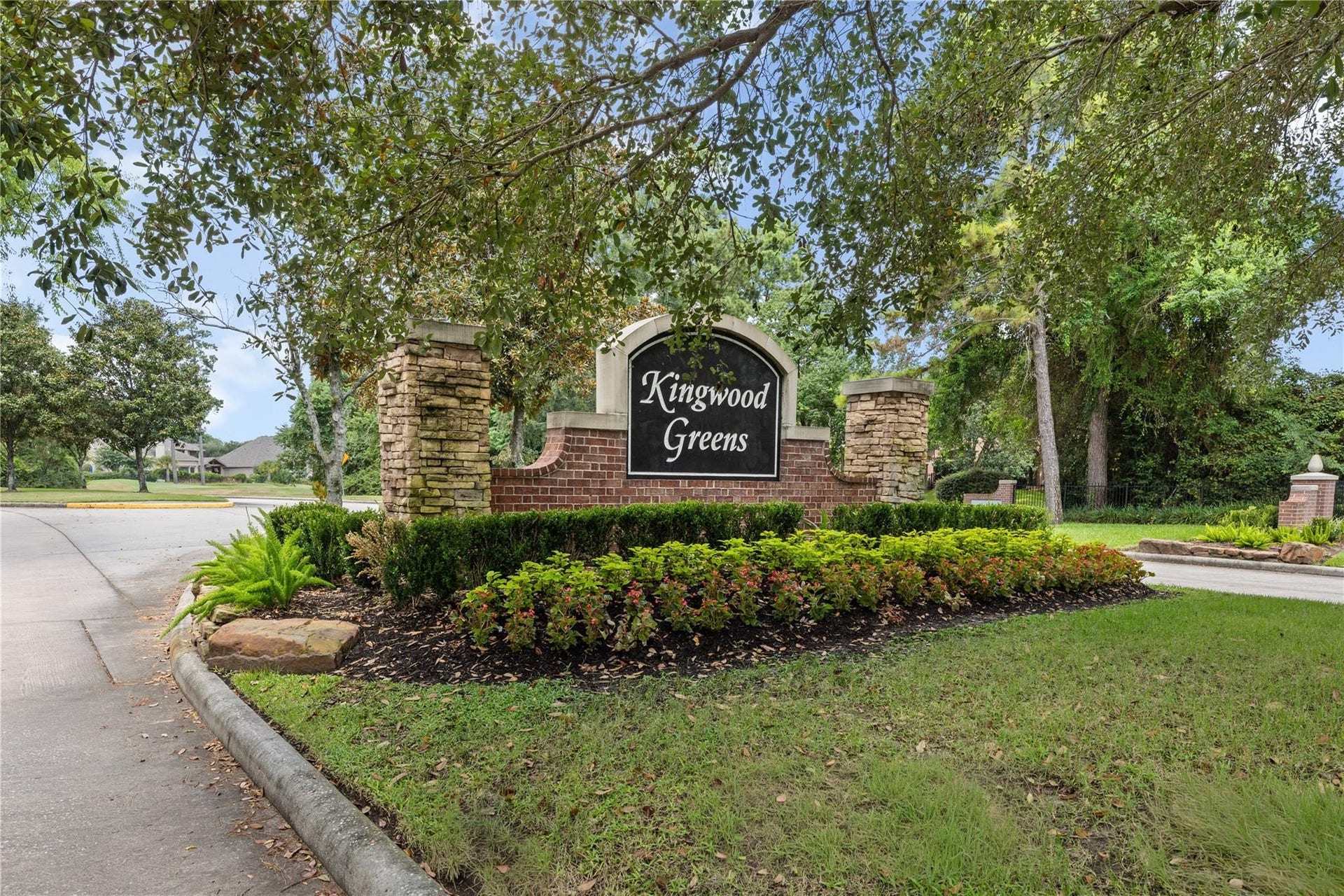 2214 Kings Trail, Kingwood, TX 77339 Kingwood Greens Entrance