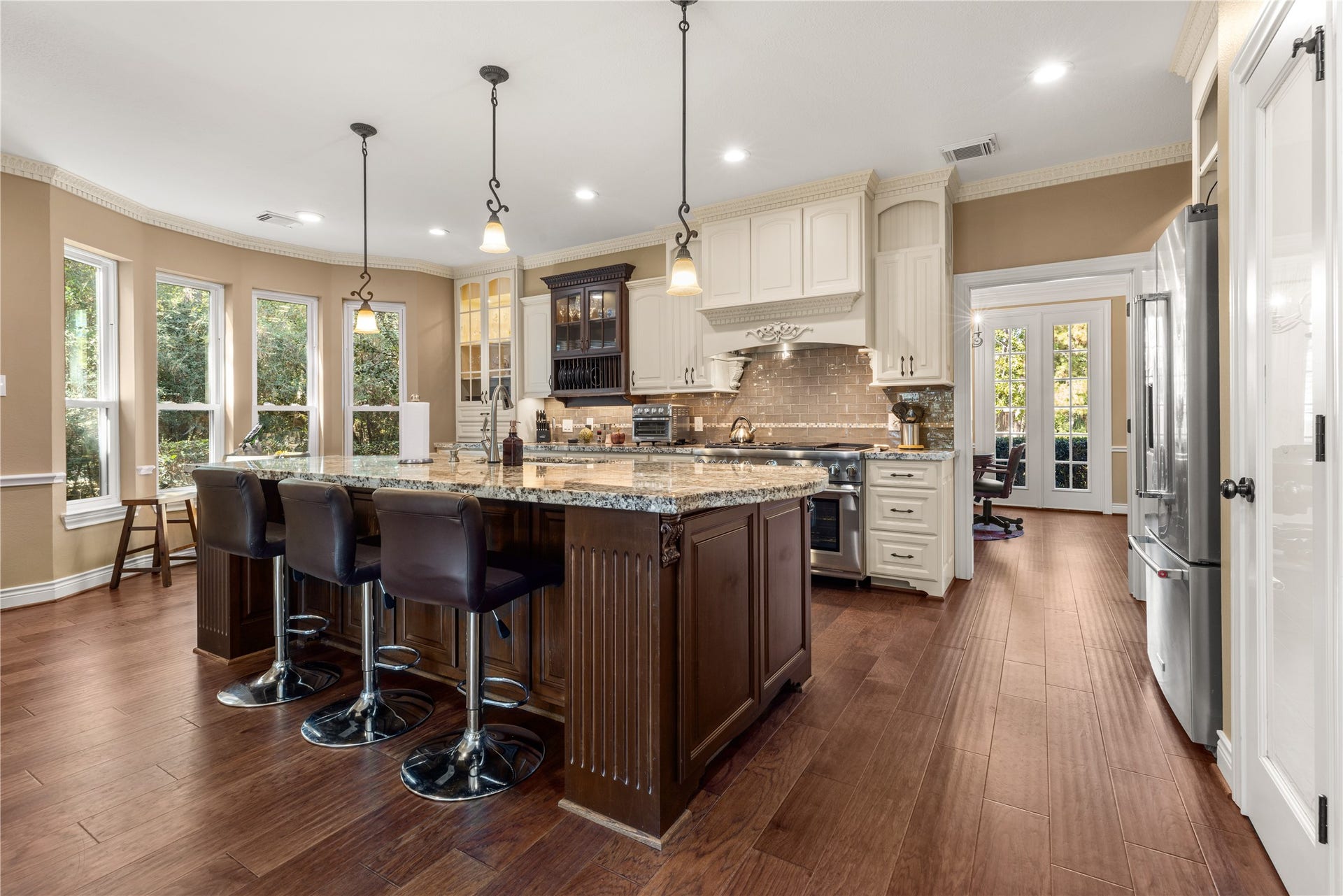 2214 Kings Trail, Kingwood, TX 77339 Breakfast bar seating