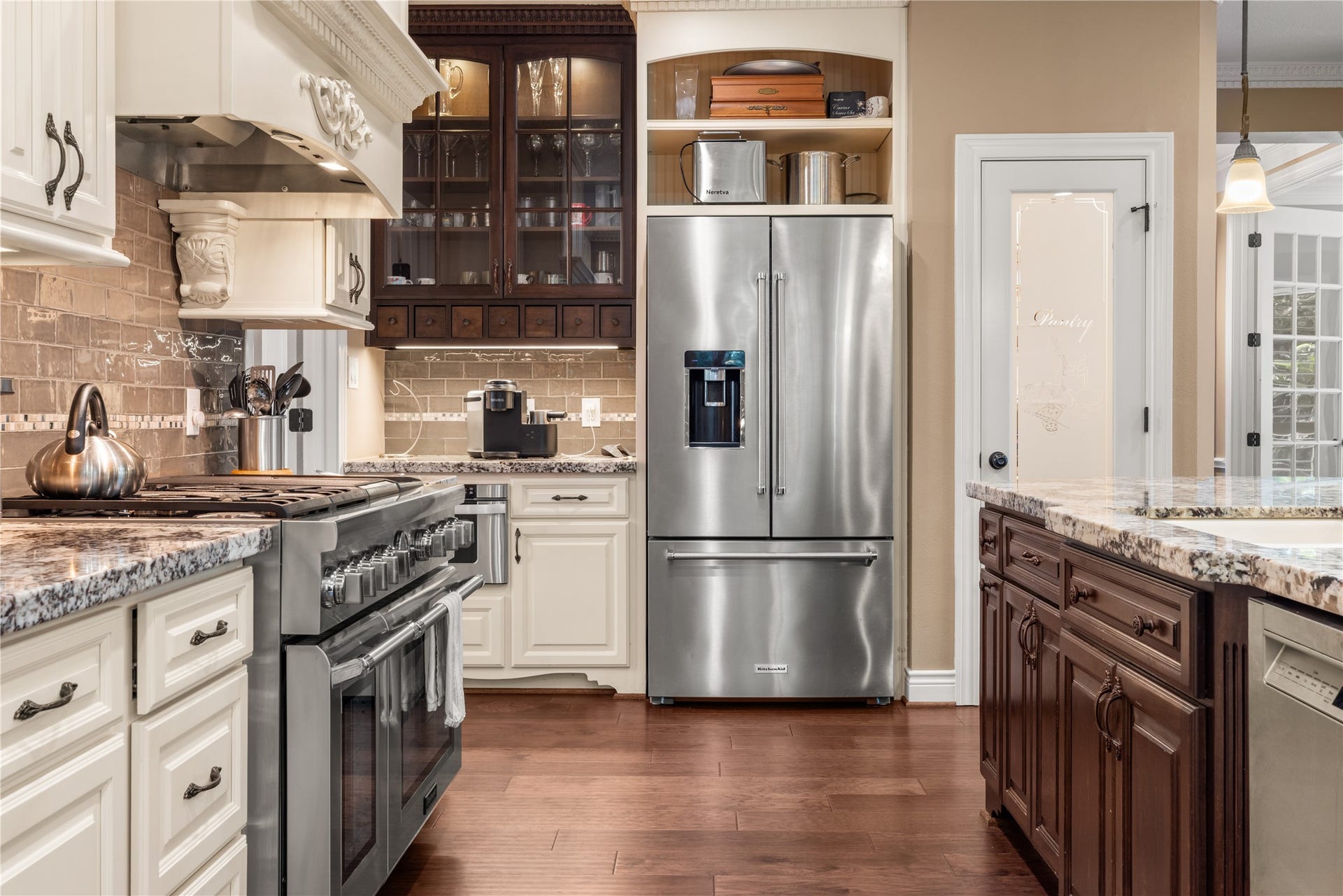2214 Kings Trail, Kingwood, TX 77339 Custom cabinets with under cabinet lighting