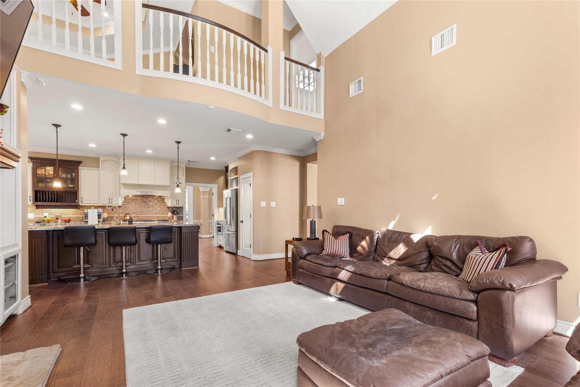 2214 Kings Trail, Kingwood, TX 77339 High ceiling family room