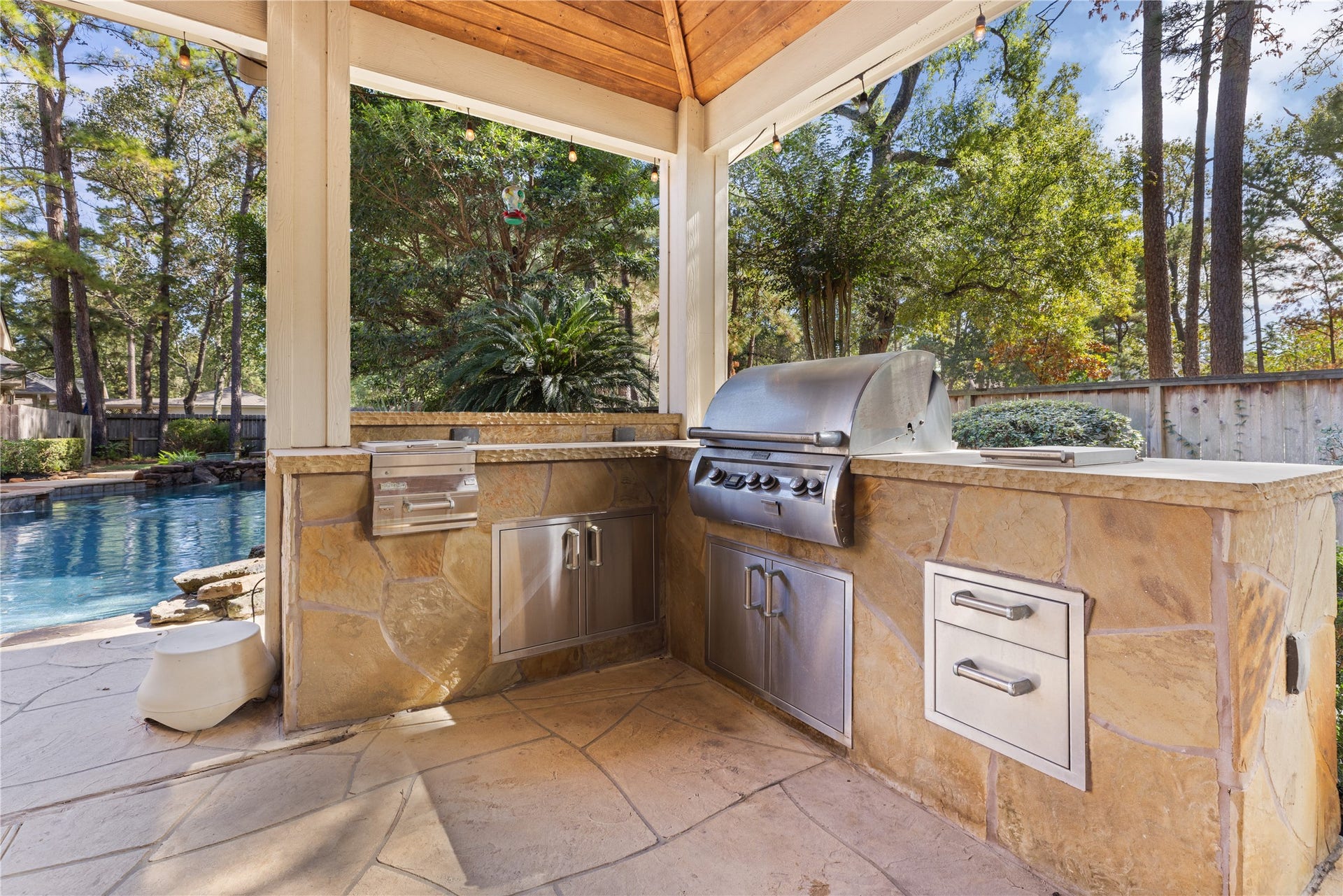 2214 Kings Trail, Kingwood, TX 77339 Outdoor kitchen