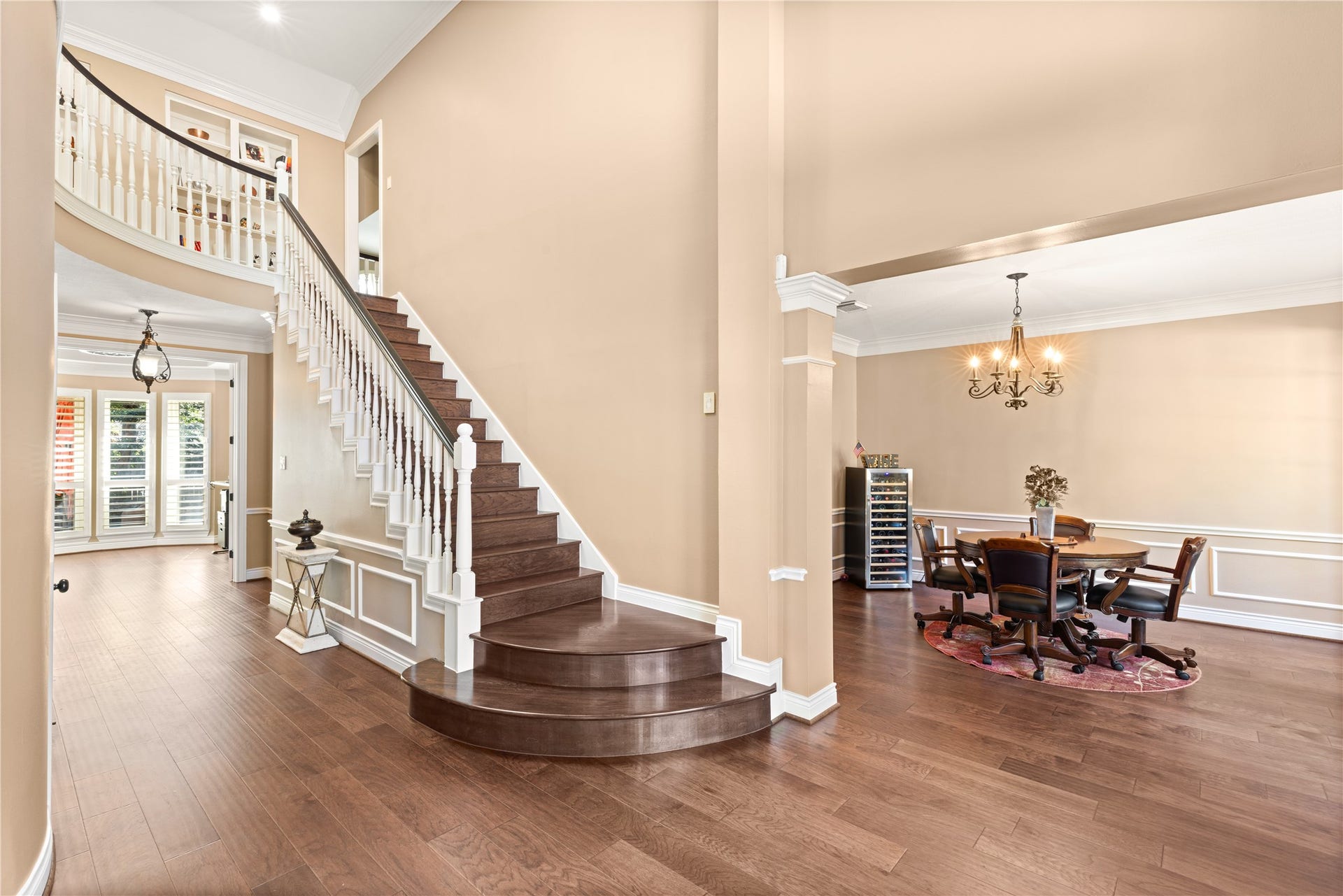 2214 Kings Trail, Kingwood, TX 77339 Inviting two story entry