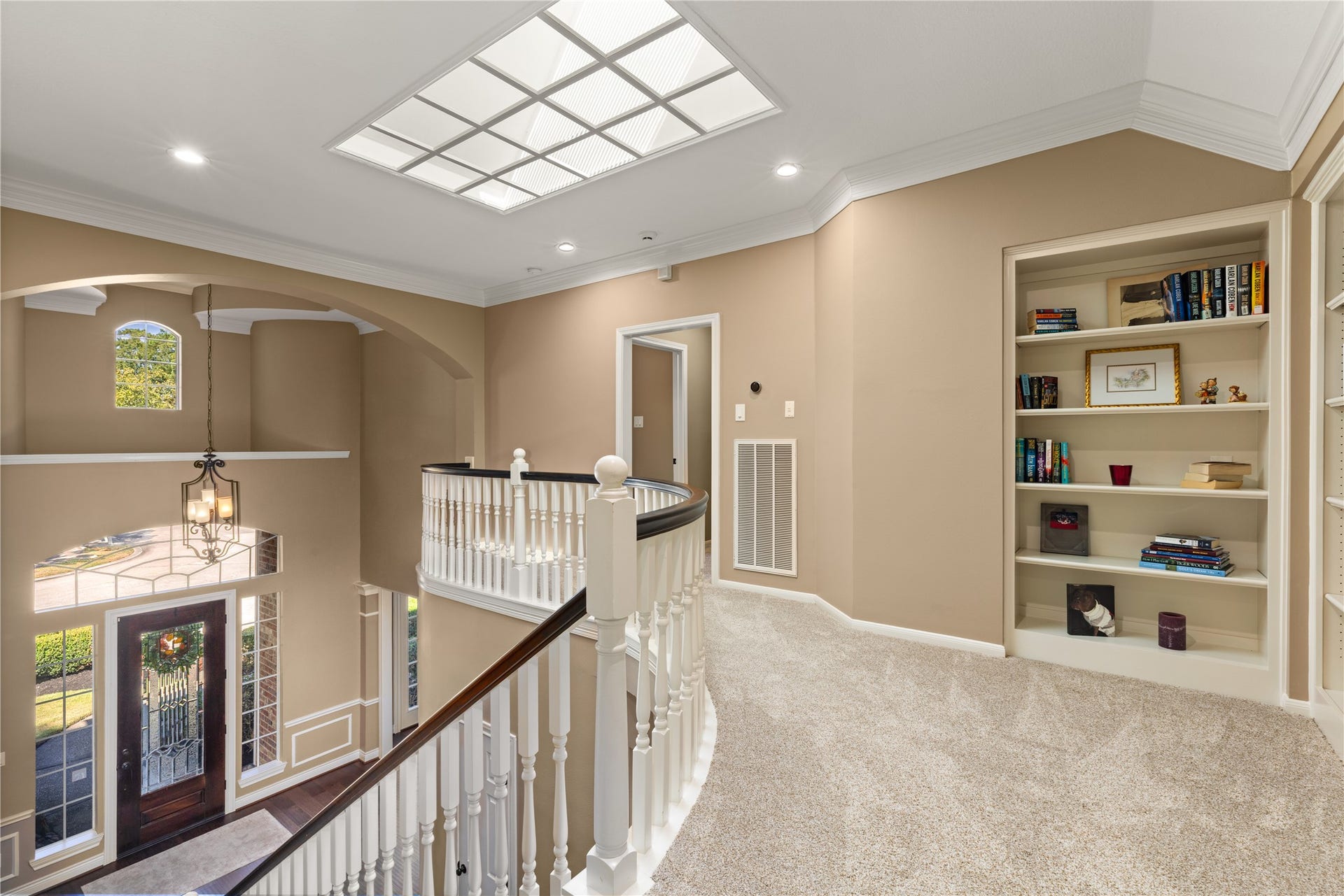 2214 Kings Trail, Kingwood, TX 77339 Grand entryway