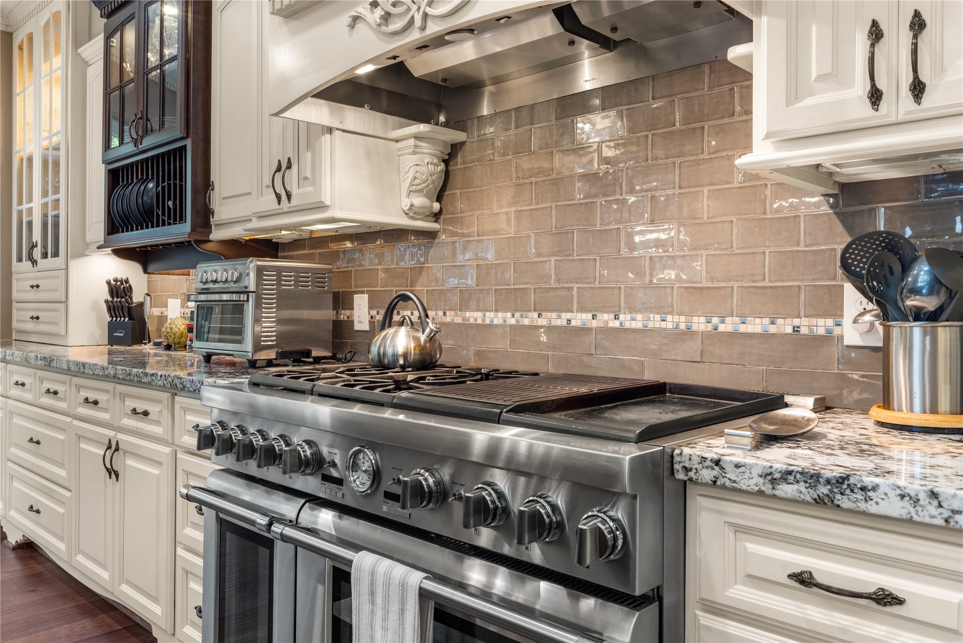 2214 Kings Trail, Kingwood, TX 77339 Thermador 48-in Gas Range with 6 Burners and Griddle