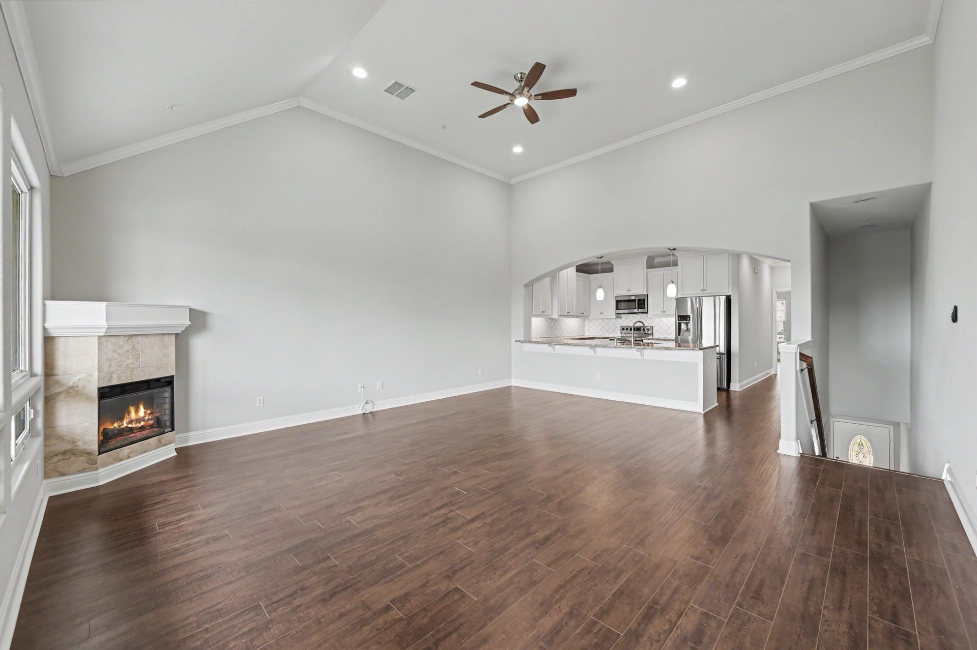 17570 W Highway 105 W, #52, Conroe, TX 77356 2nd floor living room and kitchen