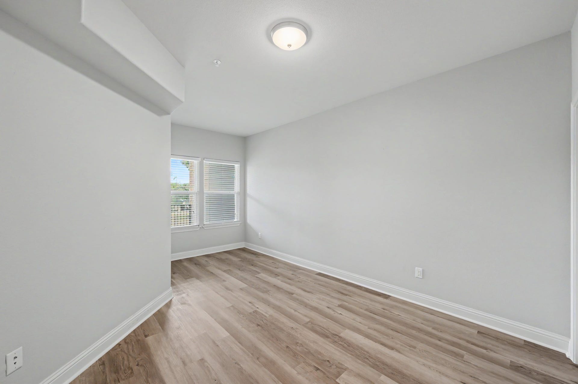 17570 W Highway 105 W, #52, Conroe, TX 77356 1st floor bedroom