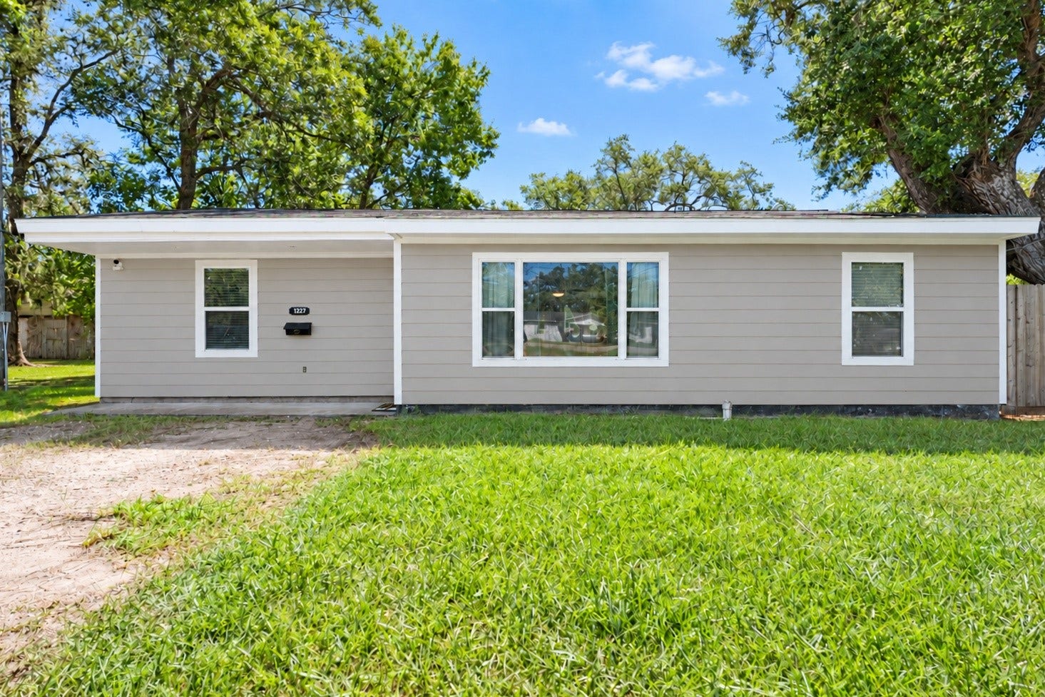 1227 Pecan Street, Clute, TX 77531