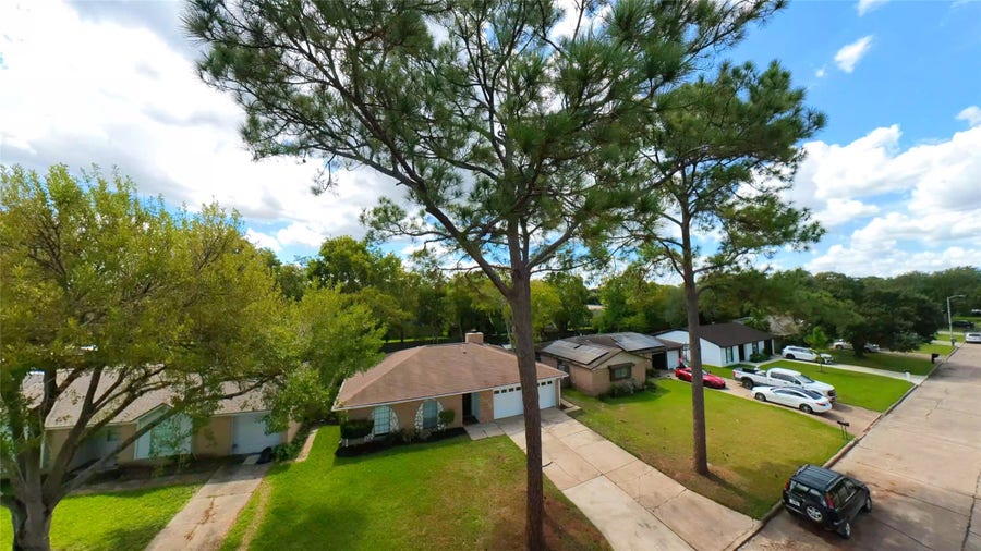 Property photo for 17014 Forest Bend Avenue, Friendswood, TX