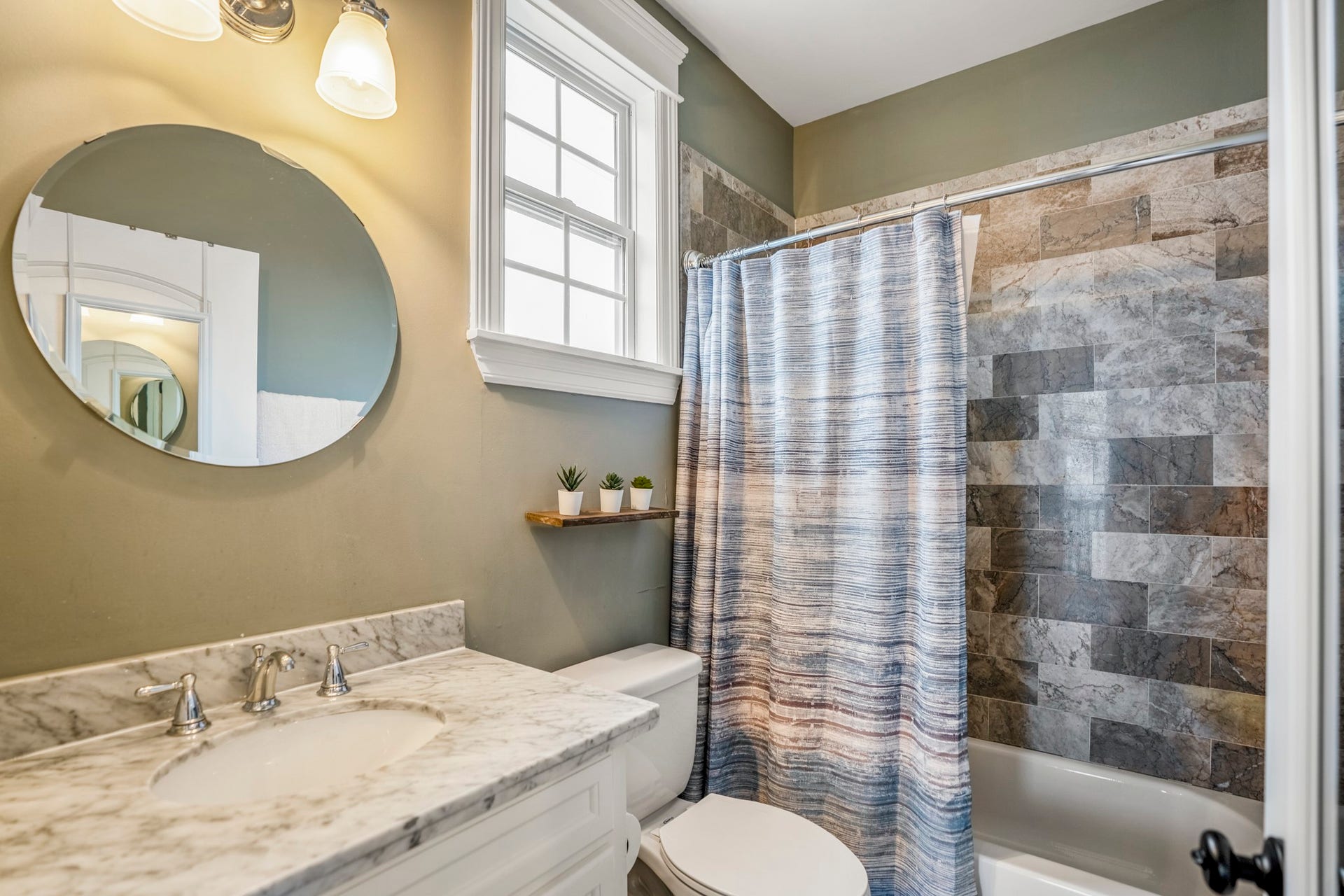 840 Tulane Street, Houston, TX 77007 Full bathroom with marble counters and a tub in this garage apartment.