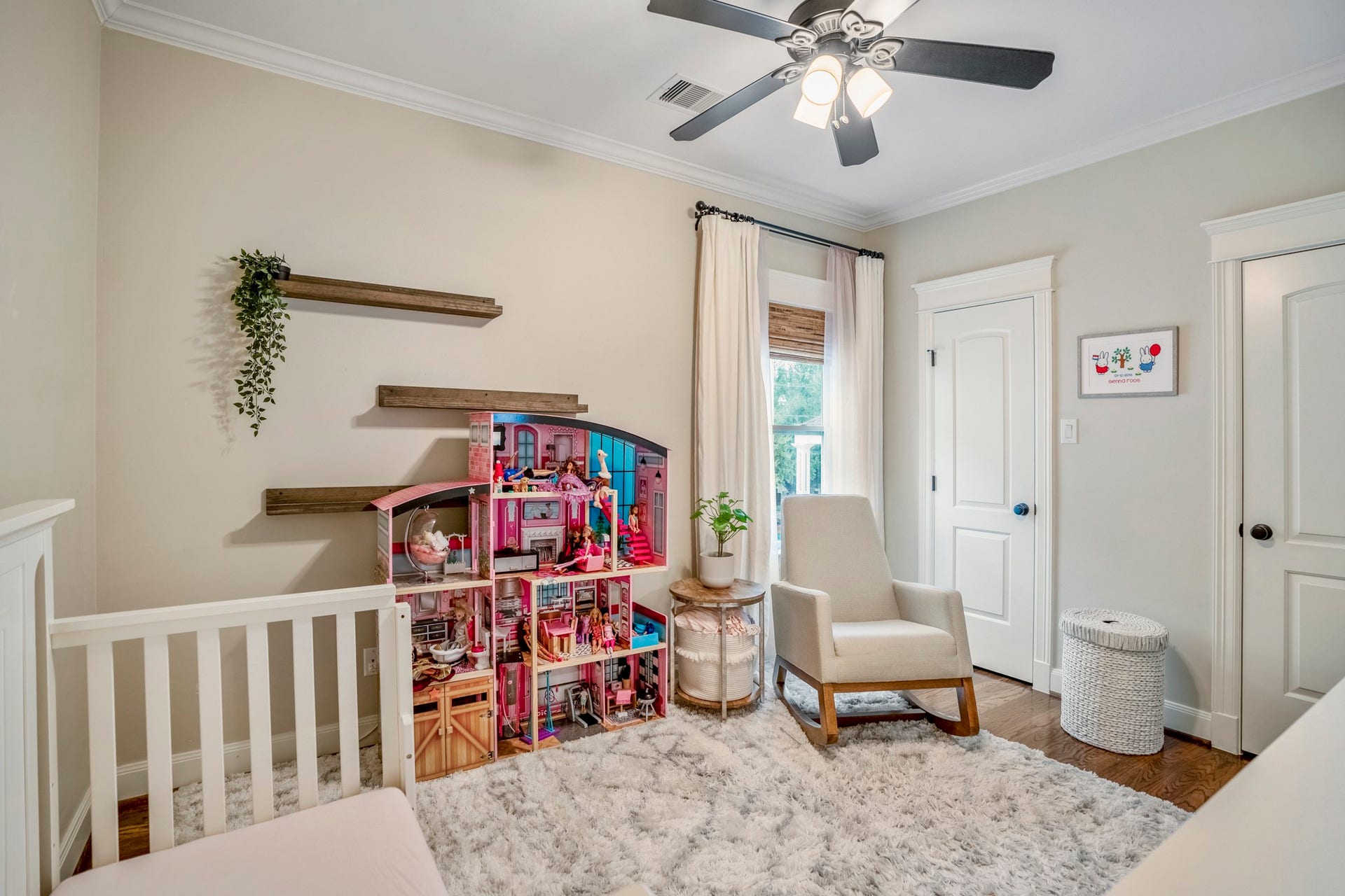 840 Tulane Street, Houston, TX 77007 One of two secondary bedrooms with a walk-in closet.