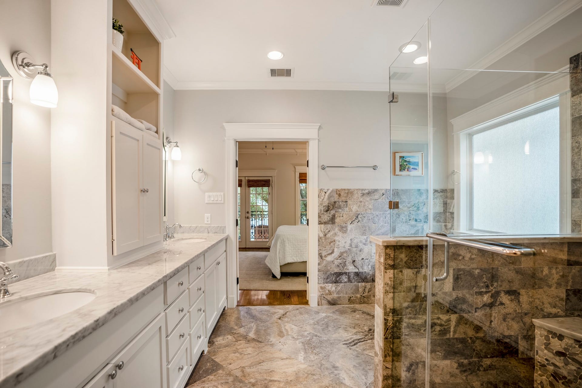 840 Tulane Street, Houston, TX 77007 Welcome inside this primary bathroom with a separate soaking tub and stand-up shower.