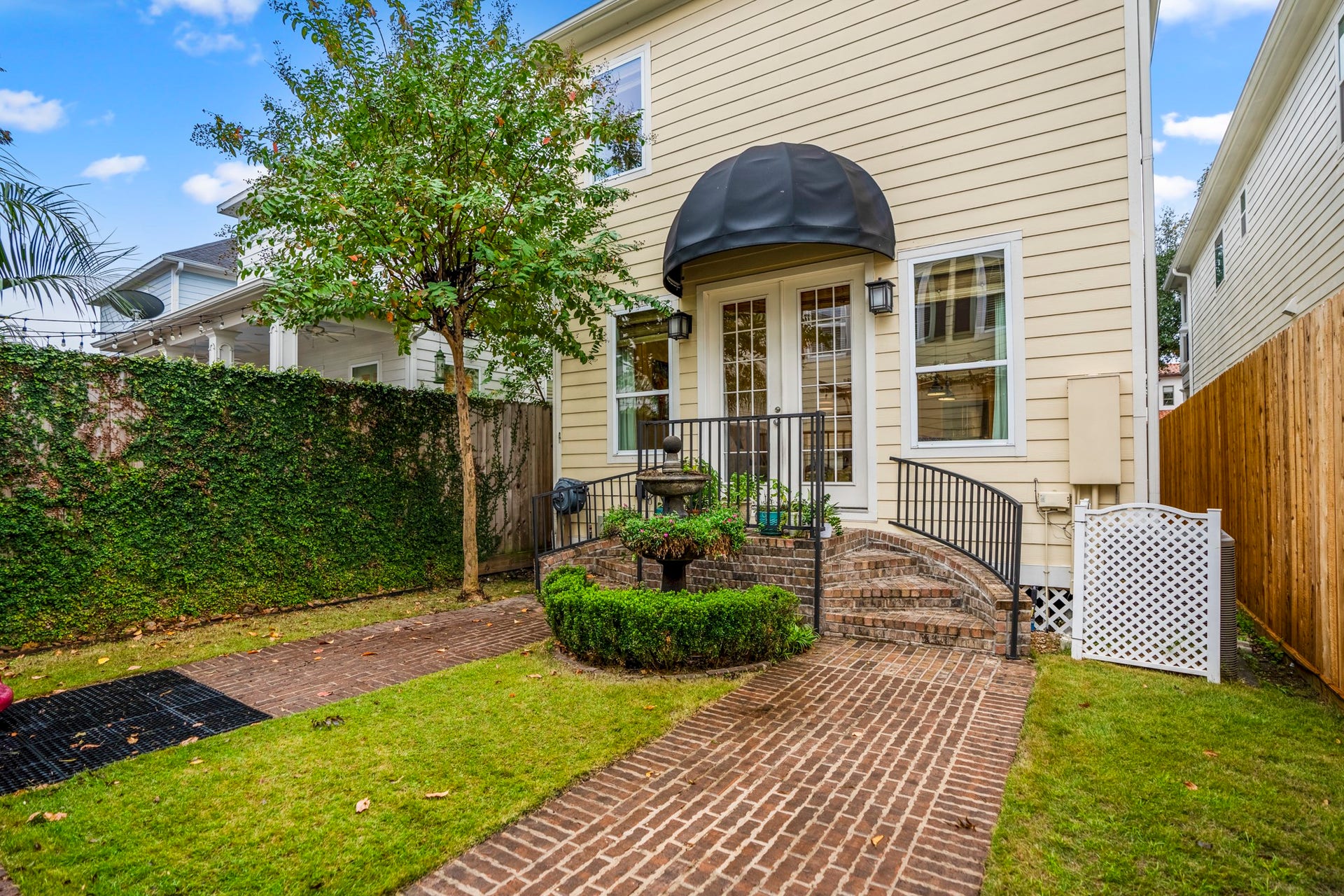 840 Tulane Street, Houston, TX 77007 Fenced in yard space and grassy areas for kids and pets.