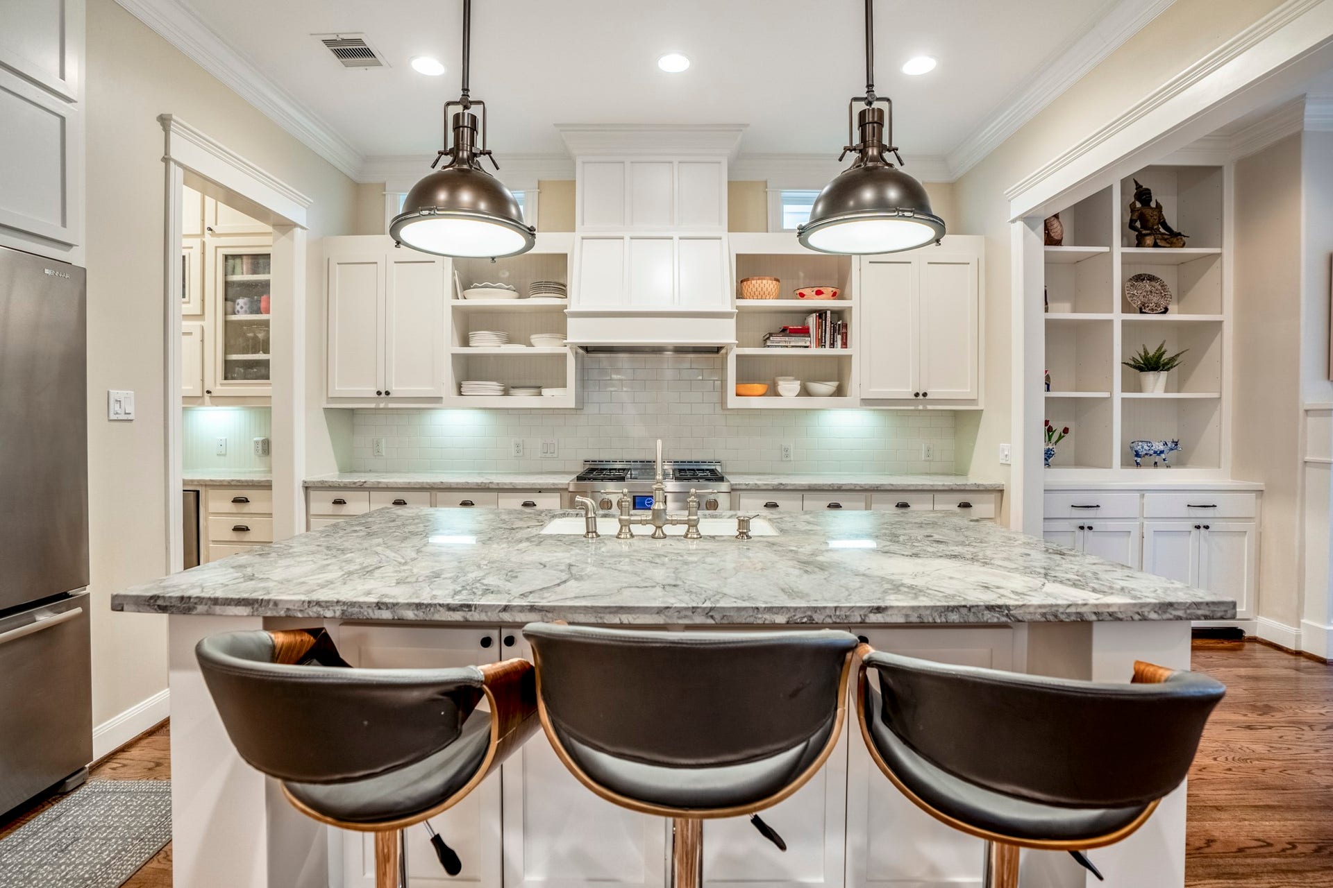 840 Tulane Street, Houston, TX 77007 An adorable island with pendant lighting and seating for three. Neutral and classic color scheme in this home.