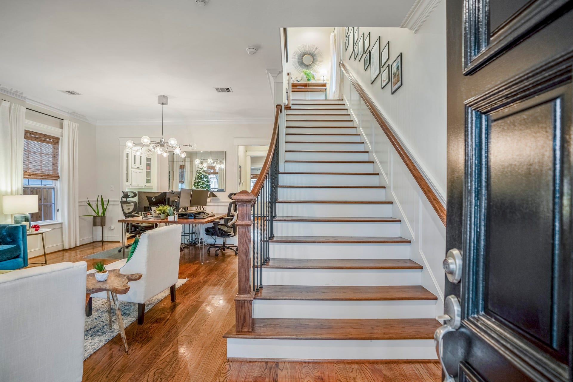840 Tulane Street, Houston, TX 77007 Welcome inside 840 Tulane where real hardwoods greet you and span the entire first floor. Living room is just to the left of the foyer.