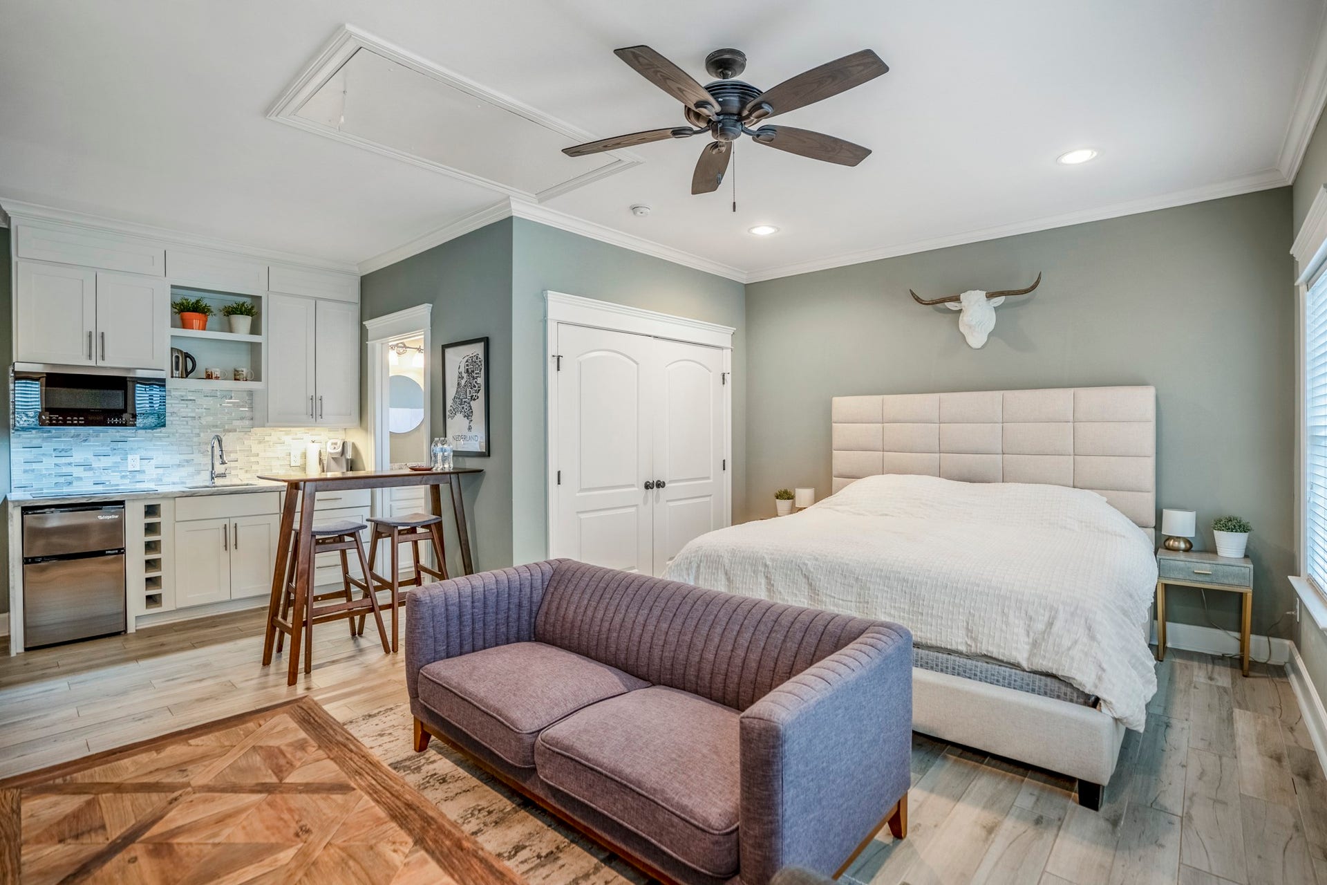 840 Tulane Street, Houston, TX 77007 Spacious apartment for guests, in-laws, office, workout space, or another full bedroom for the family.
