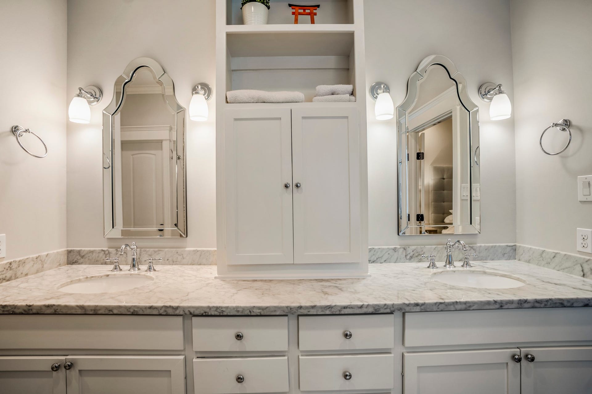 840 Tulane Street, Houston, TX 77007 Dual vanities and plenty of cabinets for storage.