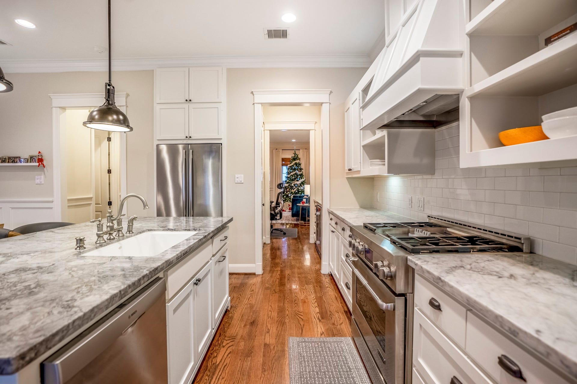 840 Tulane Street, Houston, TX 77007 Plenty of counter space in this kitchen with commercial-grade appliances.