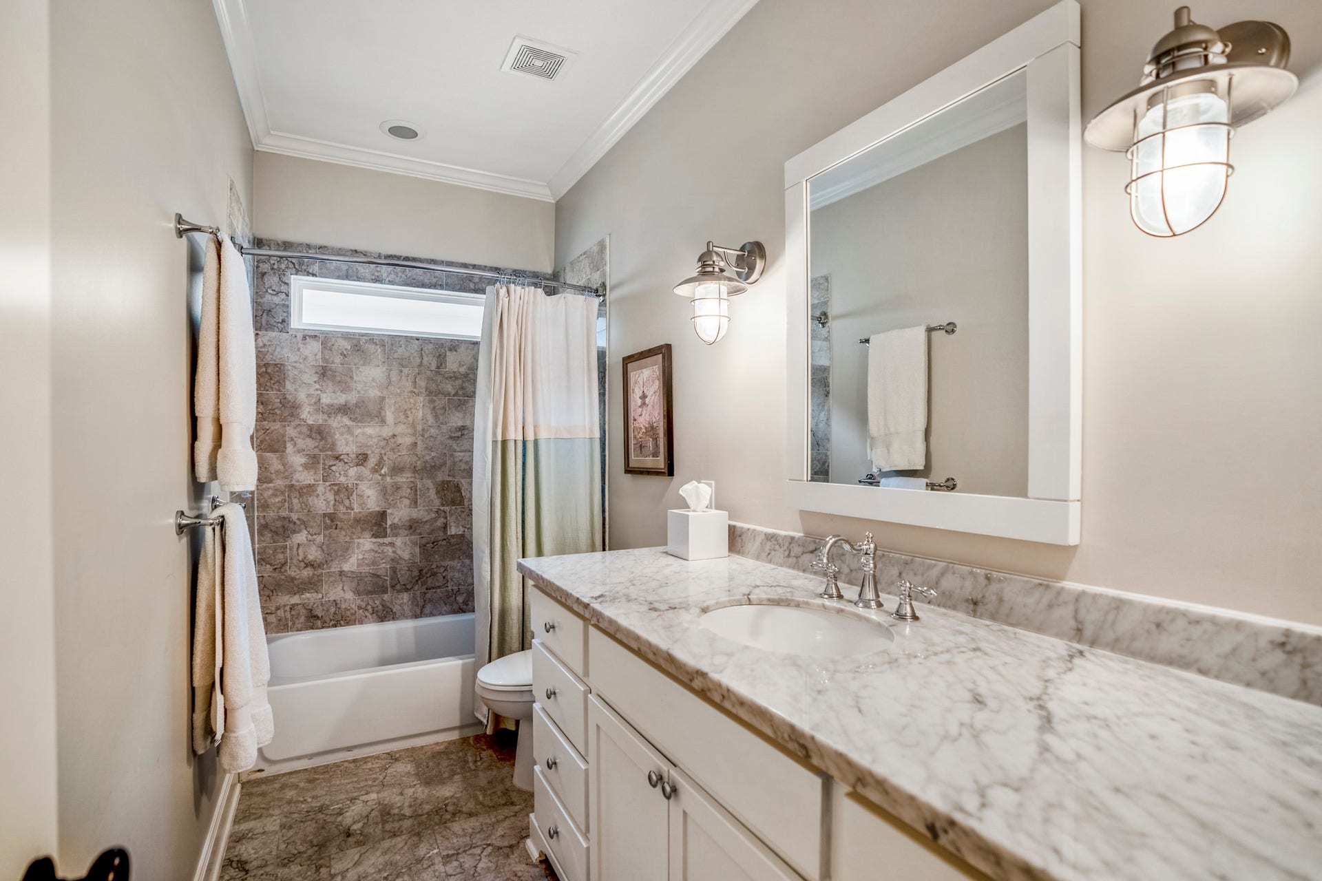 840 Tulane Street, Houston, TX 77007 Hallway full bathroom.