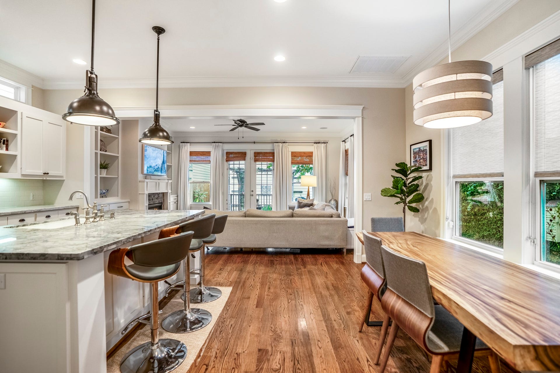 840 Tulane Street, Houston, TX 77007 The breakfast area is across from the kitchen island.