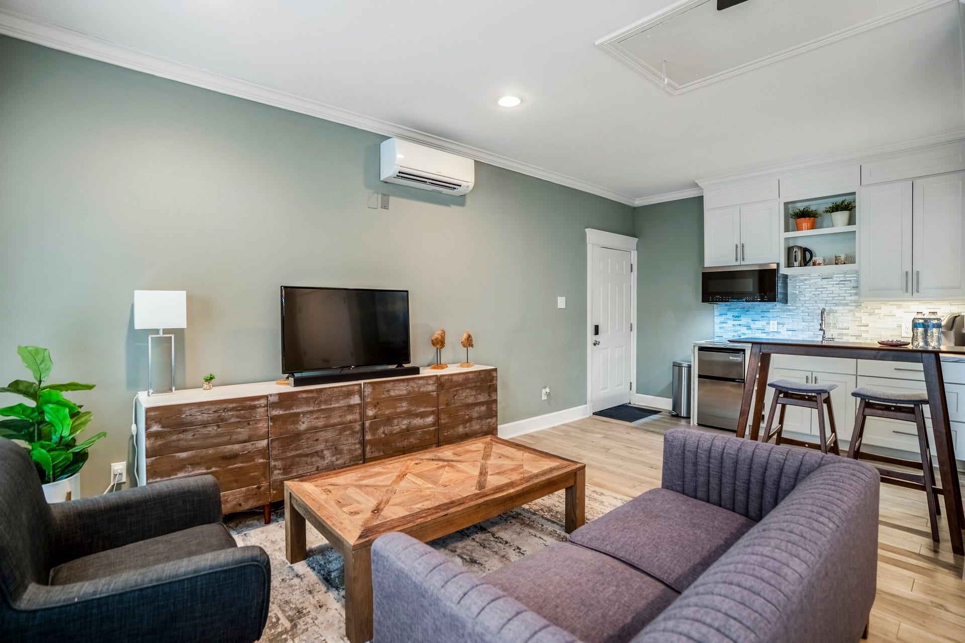 840 Tulane Street, Houston, TX 77007 Welcome inside this finished garage apartment with a full living room and kitchenette.
