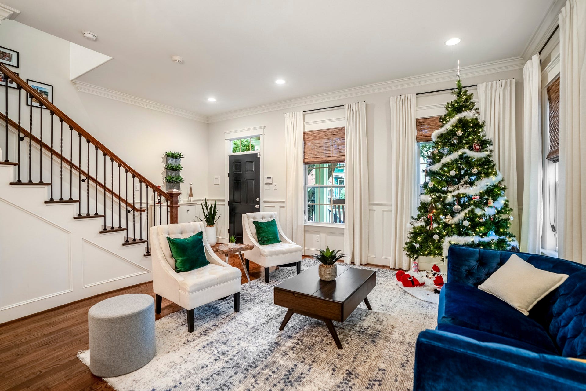 840 Tulane Street, Houston, TX 77007 Reverse view of this living room that features four large windows for ample natural light.