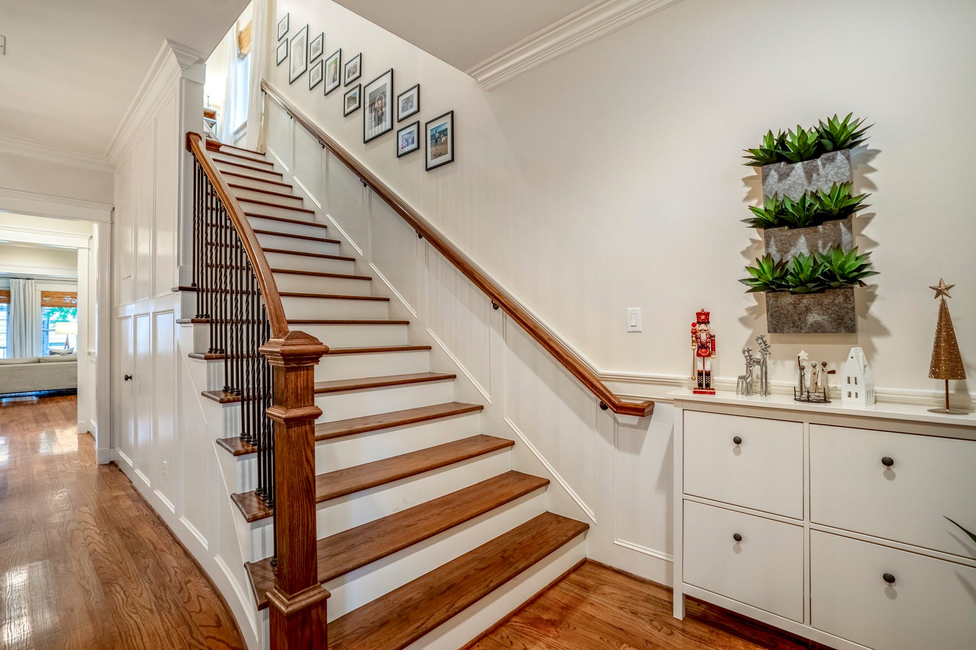 840 Tulane Street, Houston, TX 77007 Let's take you upstairs to all three bedrooms.