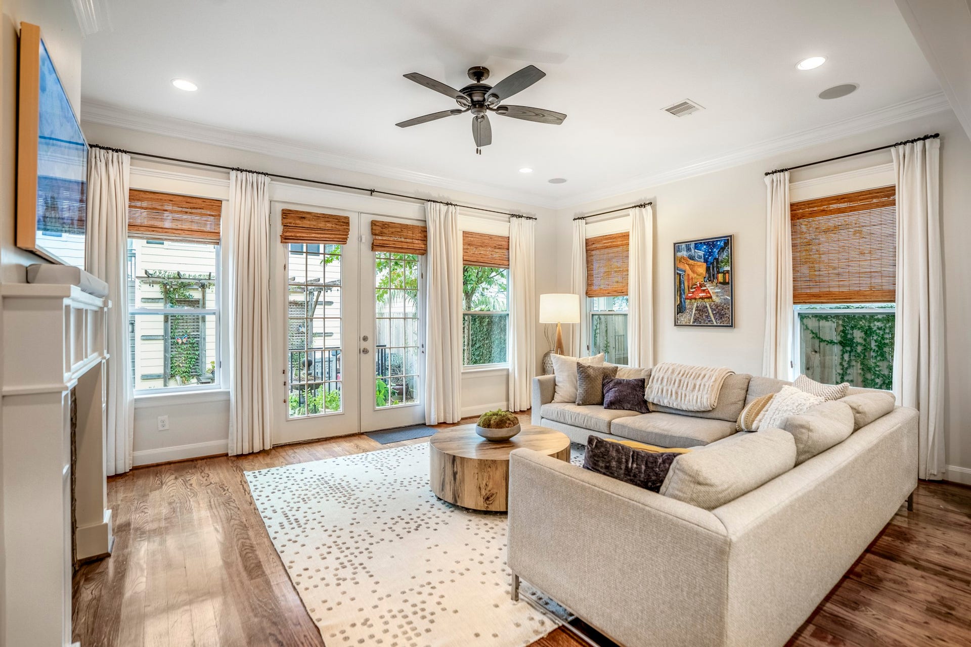 840 Tulane Street, Houston, TX 77007 Plenty of windows for ample natural light.