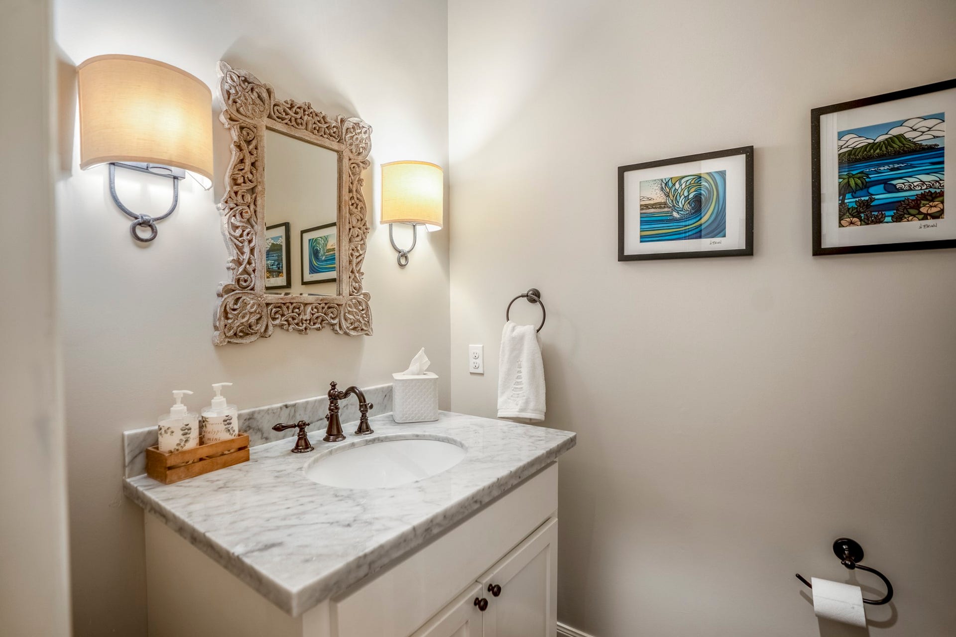 840 Tulane Street, Houston, TX 77007 Adorable and nicely curated first-floor powder bathroom with sconce lighting.