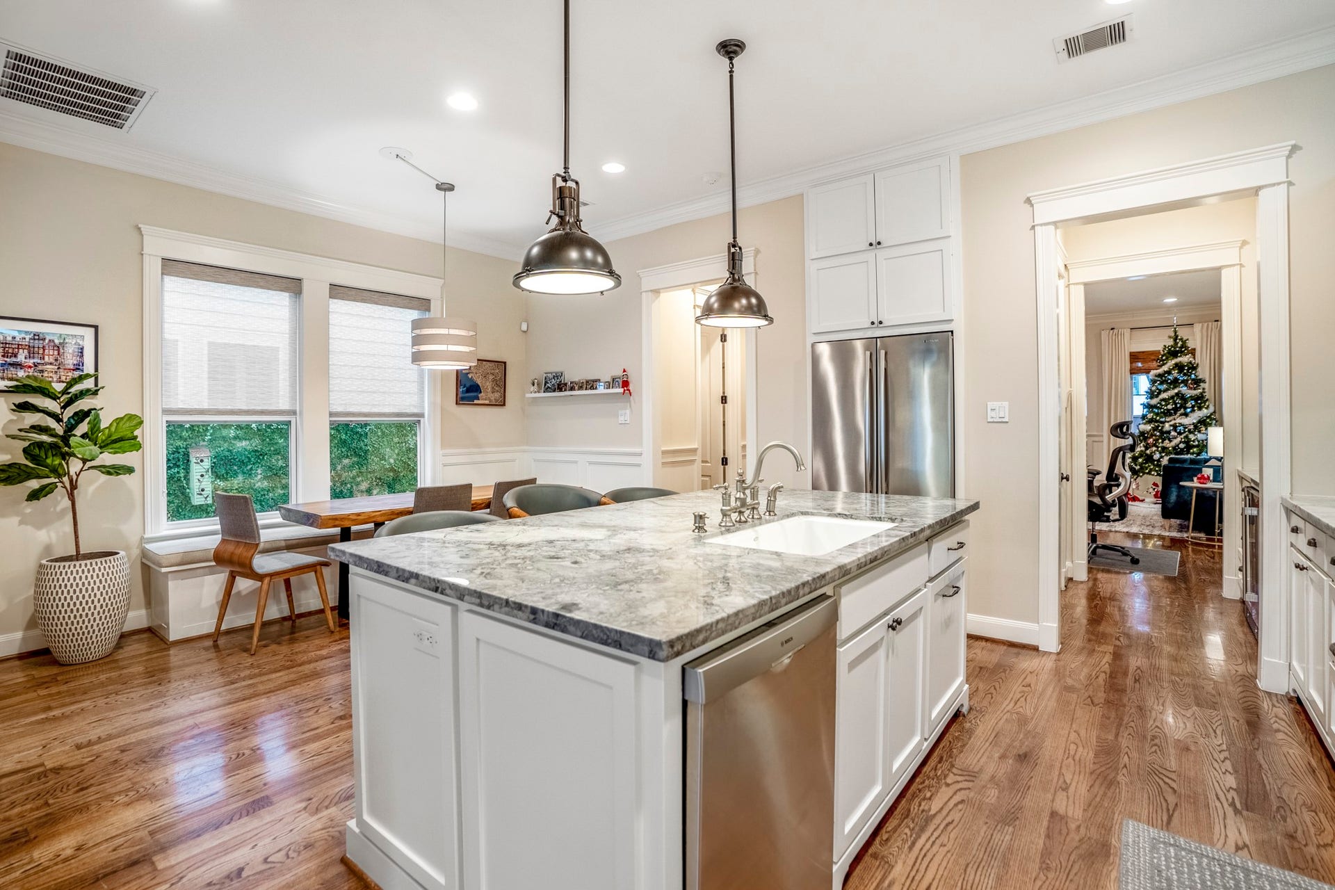 840 Tulane Street, Houston, TX 77007 Plenty of storage in this kitchen with a butler's pantry and a walk-in pantry.